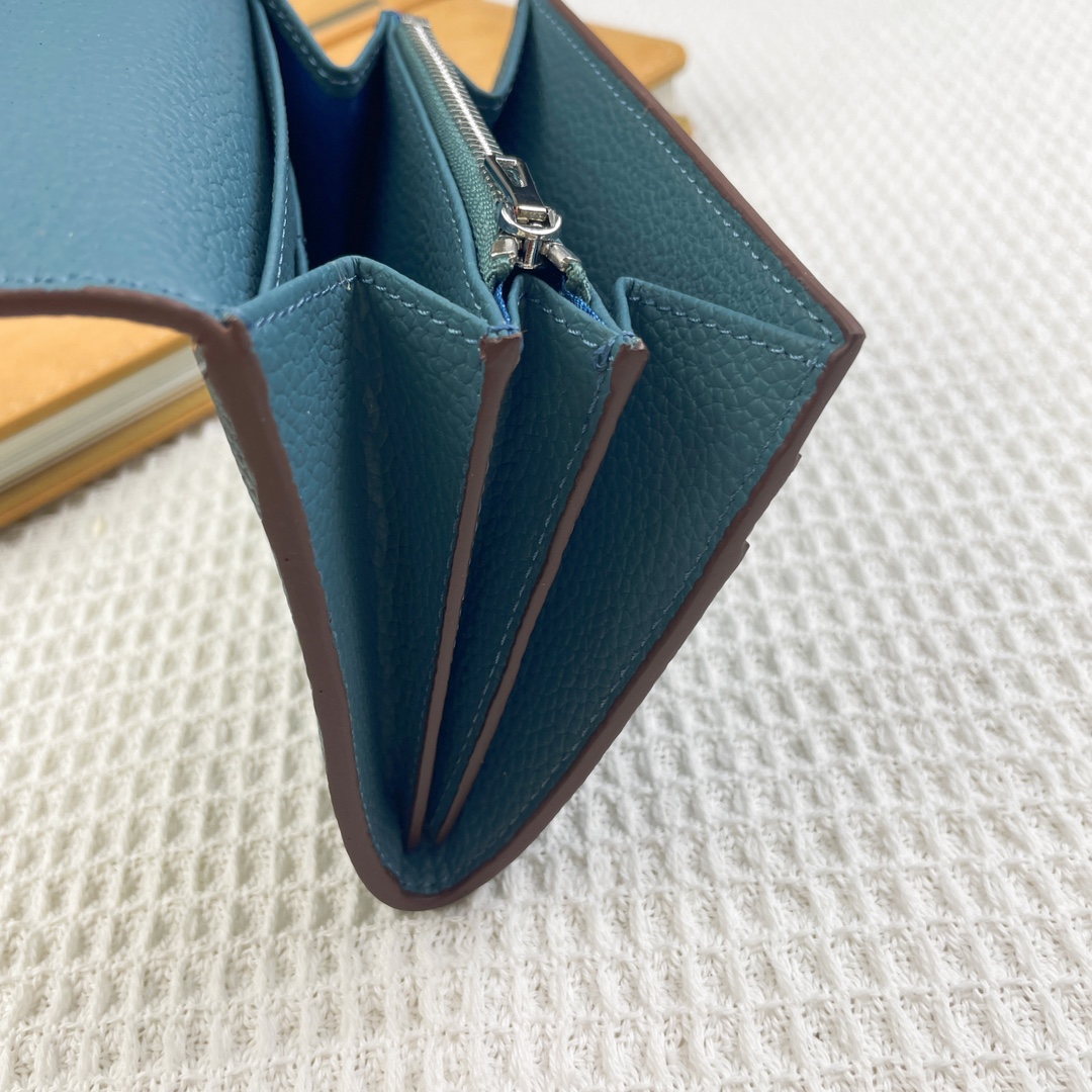 爱马仕Hermes康康迷你短钱包 。 型号:537荔枝纹 size:13*11.8cm 采用togo小牛皮制作而成 精 爱马仕Hermes康康迷你短钱包 。 型号:537荔枝纹 size:13*11.8cm 采用togo小牛皮制作而成 精