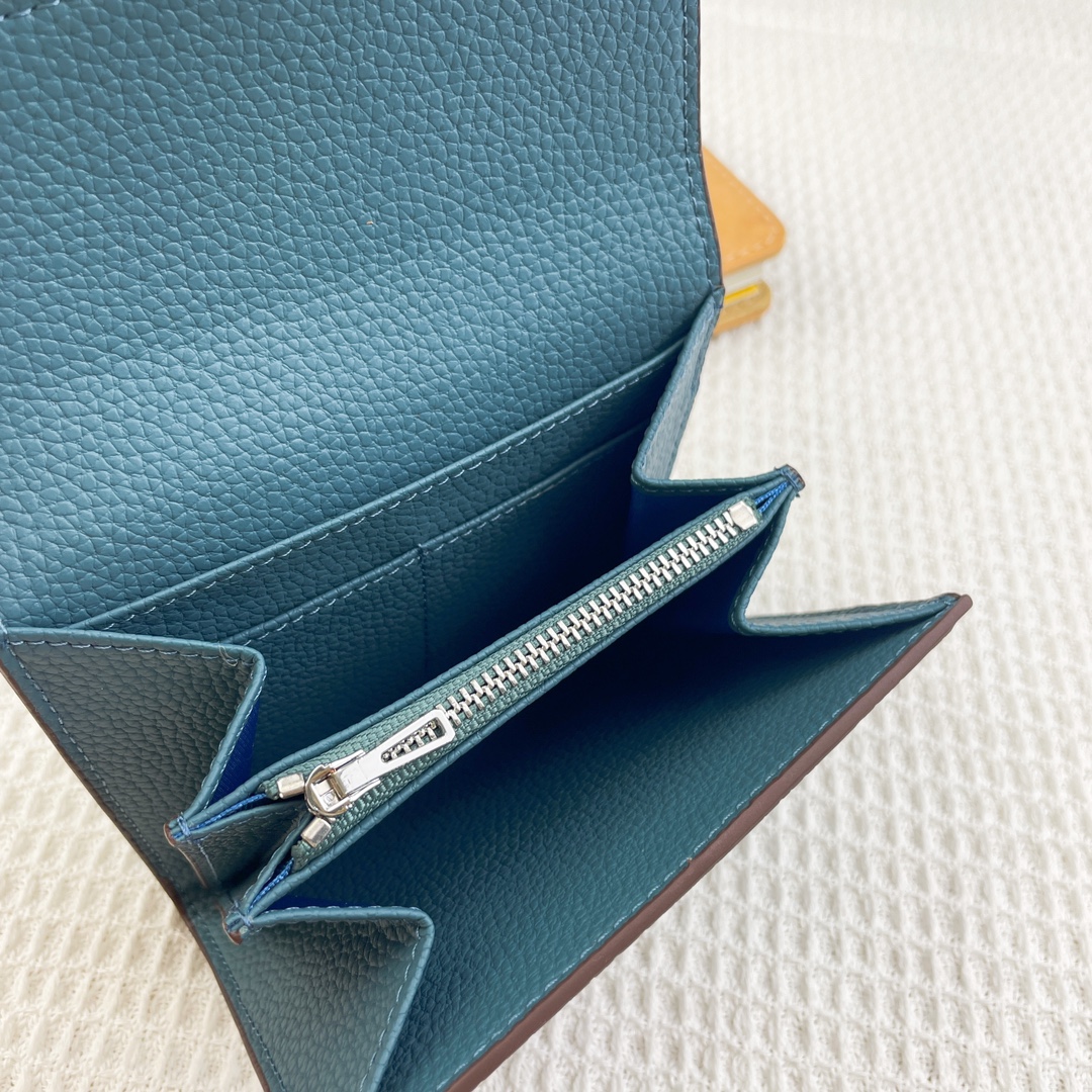 爱马仕Hermes康康迷你短钱包 。 型号:537荔枝纹 size:13*11.8cm 采用togo小牛皮制作而成 精 爱马仕Hermes康康迷你短钱包 。 型号:537荔枝纹 size:13*11.8cm 采用togo小牛皮制作而成 精