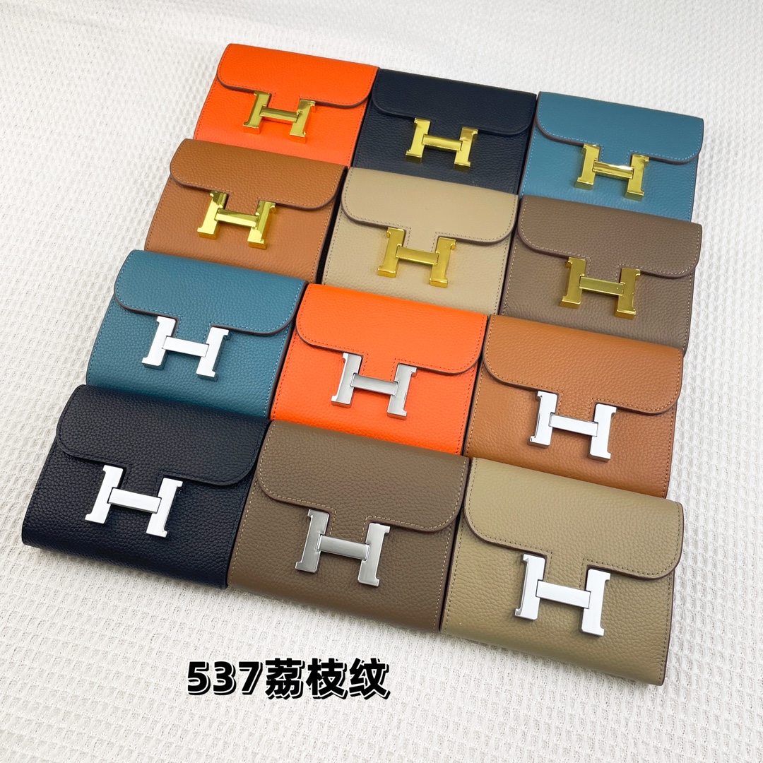 爱马仕Hermes康康迷你短钱包 。 型号:537荔枝纹 size:13*11.8cm 采用togo小牛皮制作而成 精 爱马仕Hermes康康迷你短钱包 。 型号:537荔枝纹 size:13*11.8cm 采用togo小牛皮制作而成 精