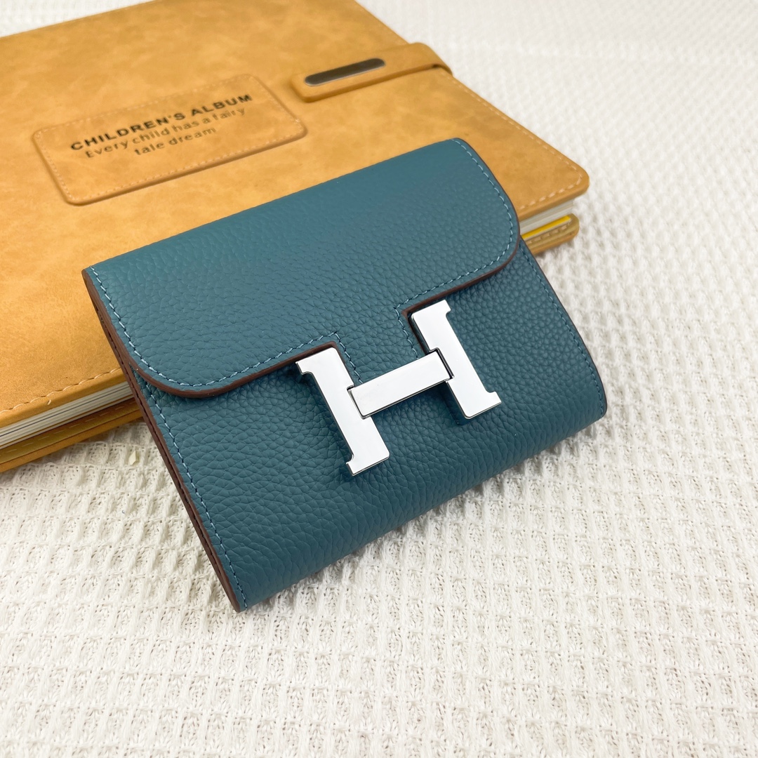 爱马仕Hermes康康迷你短钱包 。 型号:537荔枝纹 size:13*11.8cm 采用togo小牛皮制作而成 精 爱马仕Hermes康康迷你短钱包 。 型号:537荔枝纹 size:13*11.8cm 采用togo小牛皮制作而成 精