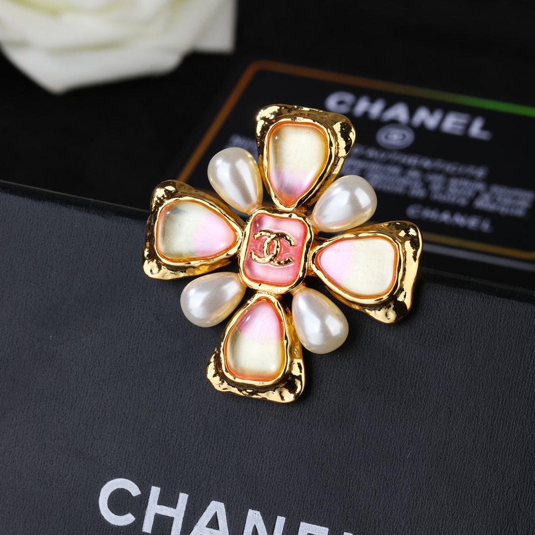  小香Chanel新款双C胸针   ✨每一个细节做工非常精细    这款设计非常美轮美奂 这款真的超级美
