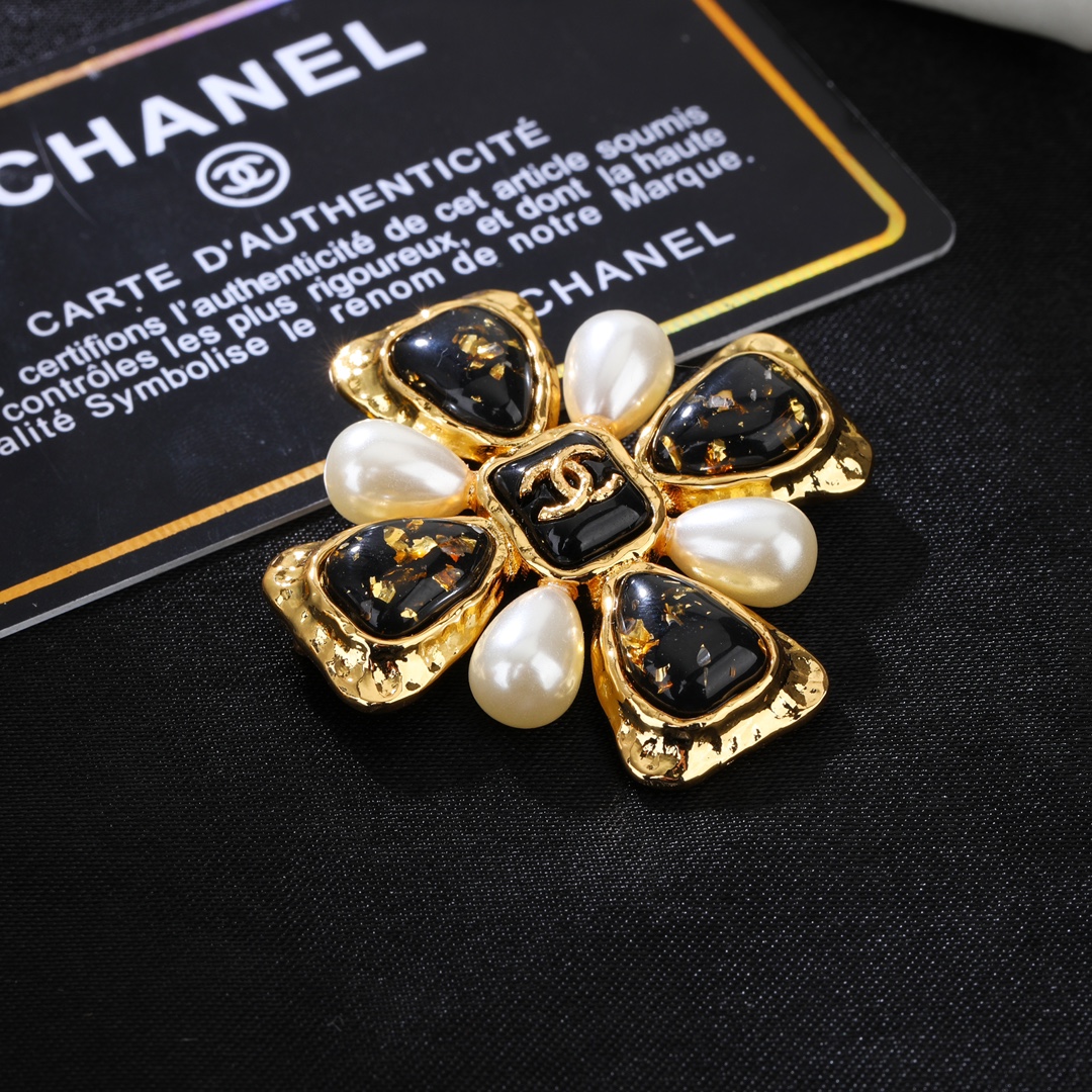  小香Chanel新款双C胸针   ✨每一个细节做工非常精细    这款设计非常美轮美奂 这款真的超级美
