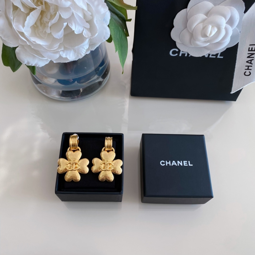 高品质 细节如图【我们出品】最爱Vintage😍遇到绝对不能错过【香 四叶草耳夹】非常推荐!“流行稍纵