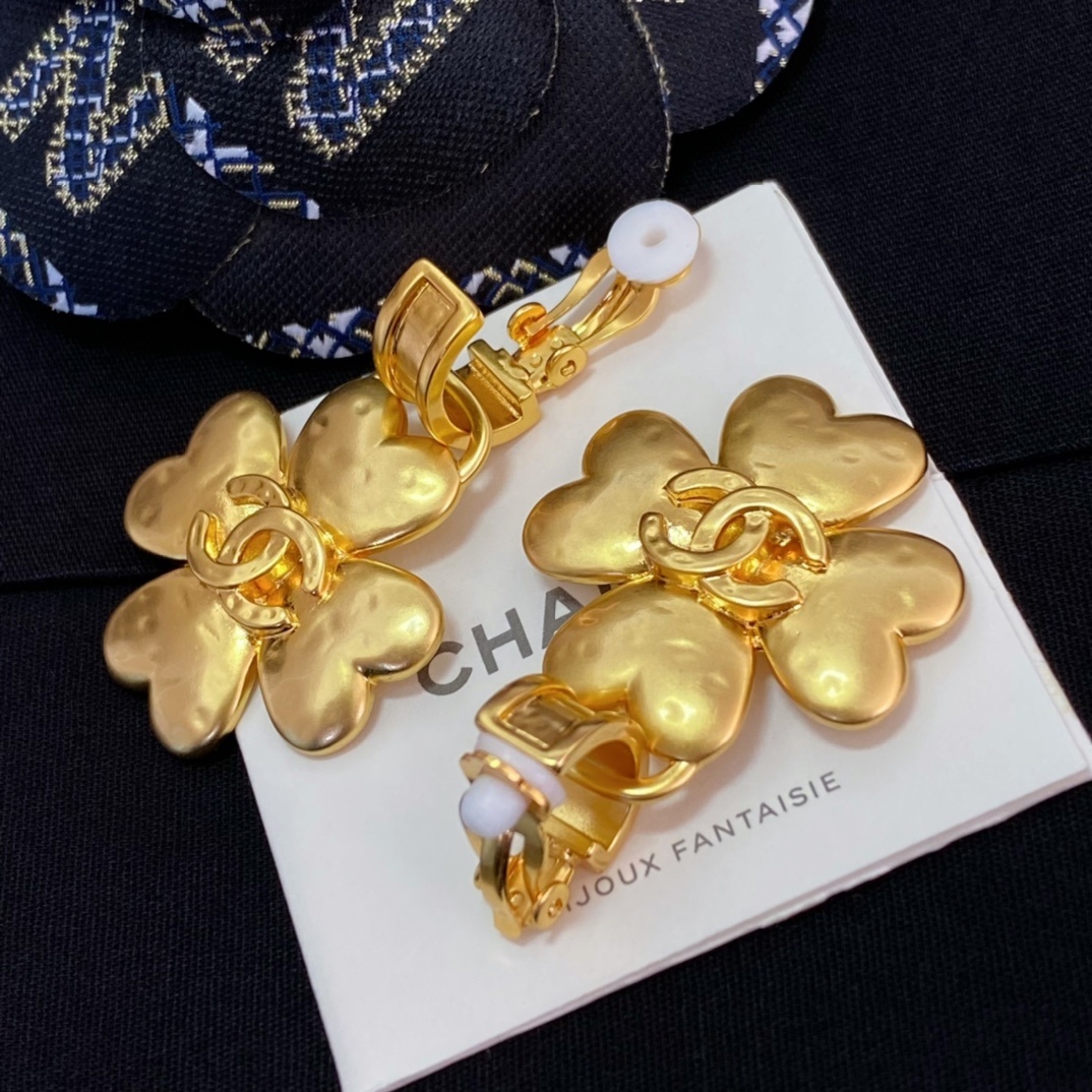 高品质 细节如图【我们出品】最爱Vintage😍遇到绝对不能错过【香 四叶草耳夹】非常推荐!“流行稍纵