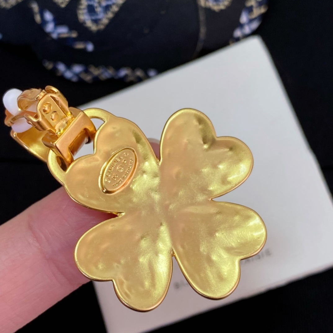 高品质 细节如图【我们出品】最爱Vintage😍遇到绝对不能错过【香 四叶草耳夹】非常推荐!“流行稍纵