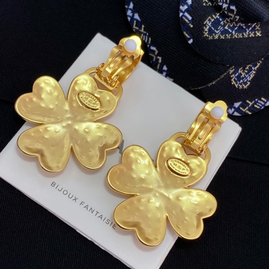 高品质 细节如图【我们出品】最爱Vintage😍遇到绝对不能错过【香 四叶草耳夹】非常推荐!“流行稍纵