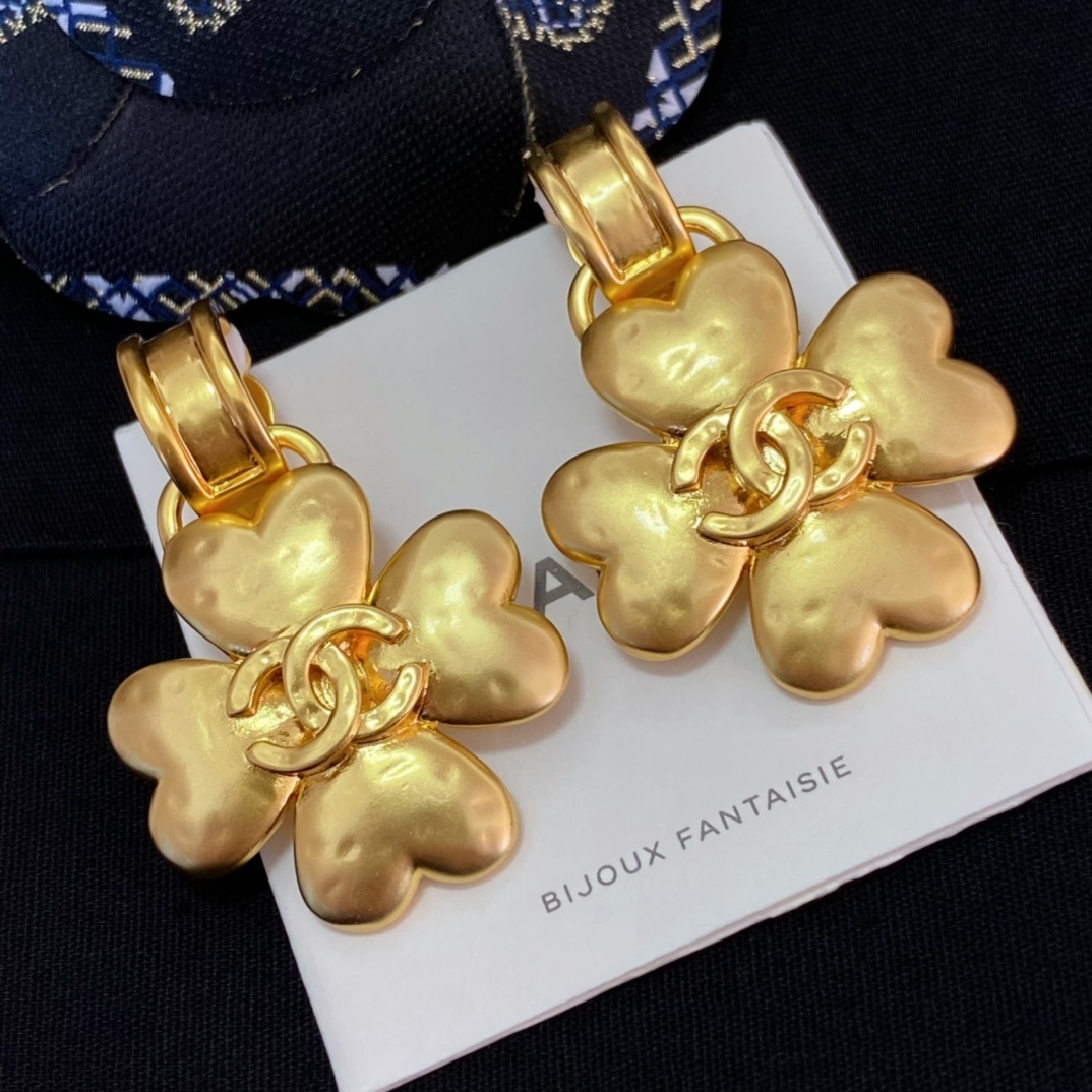 高品质 细节如图【我们出品】最爱Vintage😍遇到绝对不能错过【香 四叶草耳夹】非常推荐!“流行稍纵