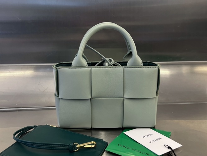 Bottega Veneta Mini Jodie Bag Woven Design, 20x13x7cm, Limited Stock 1 Bottega Veneta Mini Jodie Bag Woven Design, 20x13x7cm, Limited Stock