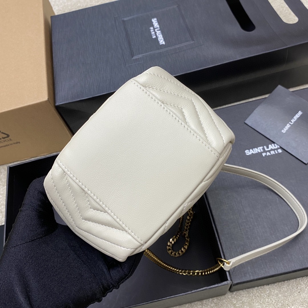 Givenchy 奶白羊皮/古金 、精品专供 最新V型绗缝迷你水桶包全新到货