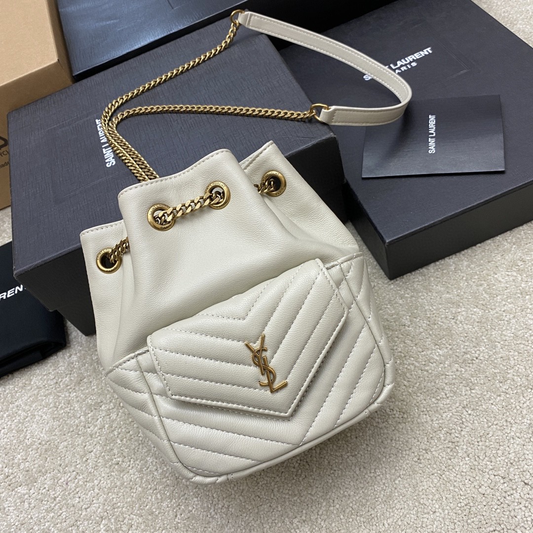 Givenchy 奶白羊皮/古金 、精品专供 最新V型绗缝迷你水桶包全新到货