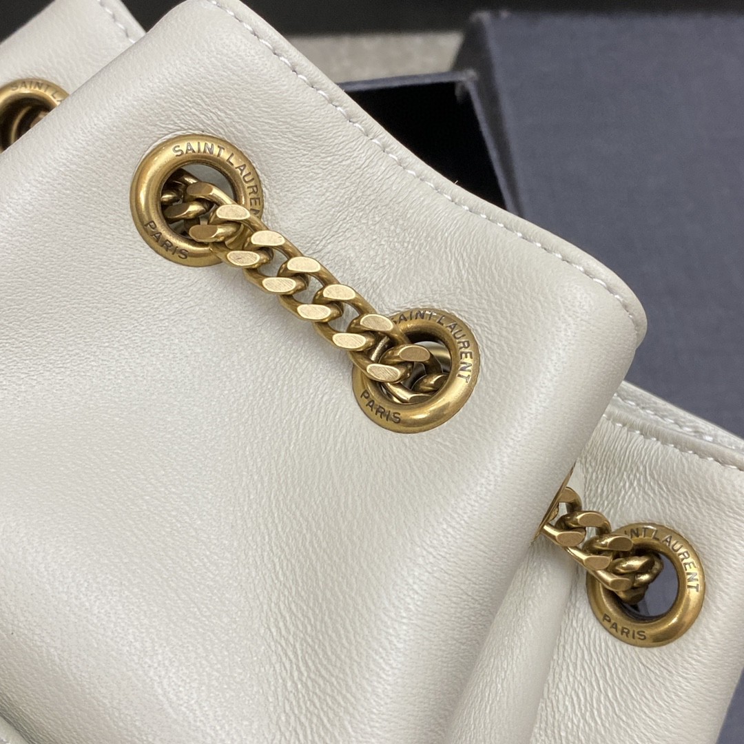 Givenchy 奶白羊皮/古金 、精品专供 最新V型绗缝迷你水桶包全新到货