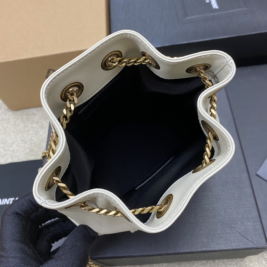 Givenchy 奶白羊皮/古金 、精品专供 最新V型绗缝迷你水桶包全新到货
