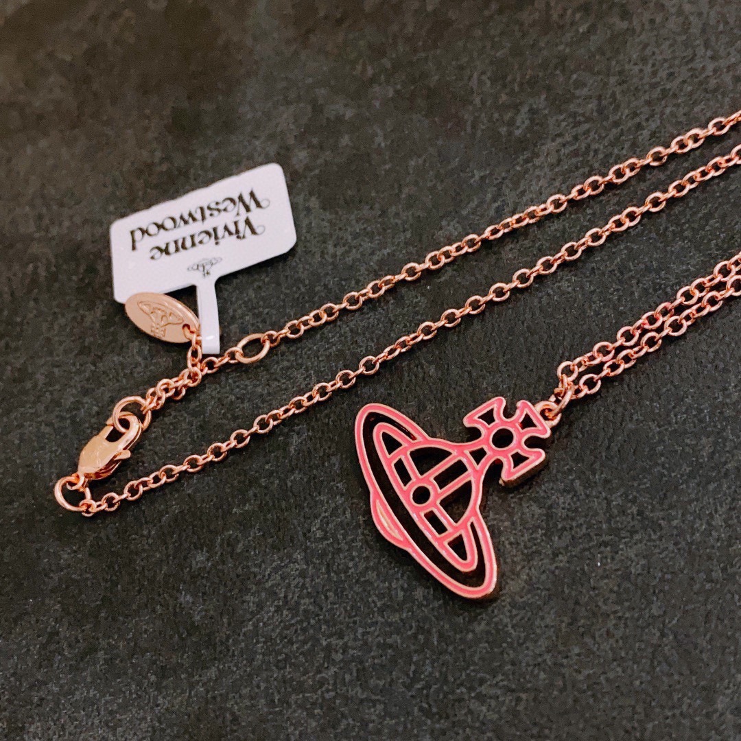 P65    vivienne westwood西太后薇薇安土星项链！英国时装设计师，时装的朋克之母！时尚潮流风格，品质强大，超美的设计！简约大气刺绣Logo‼精致💎这个款不用担心不好看，因为经典的元素洋气的新设计！赠礼的完美之选，充分展现个性风范。品质非常整个首饰给人大牌气场的同时又非常精致，让整个人的层次提升好几个level💟绝对值得入手‼️🌟