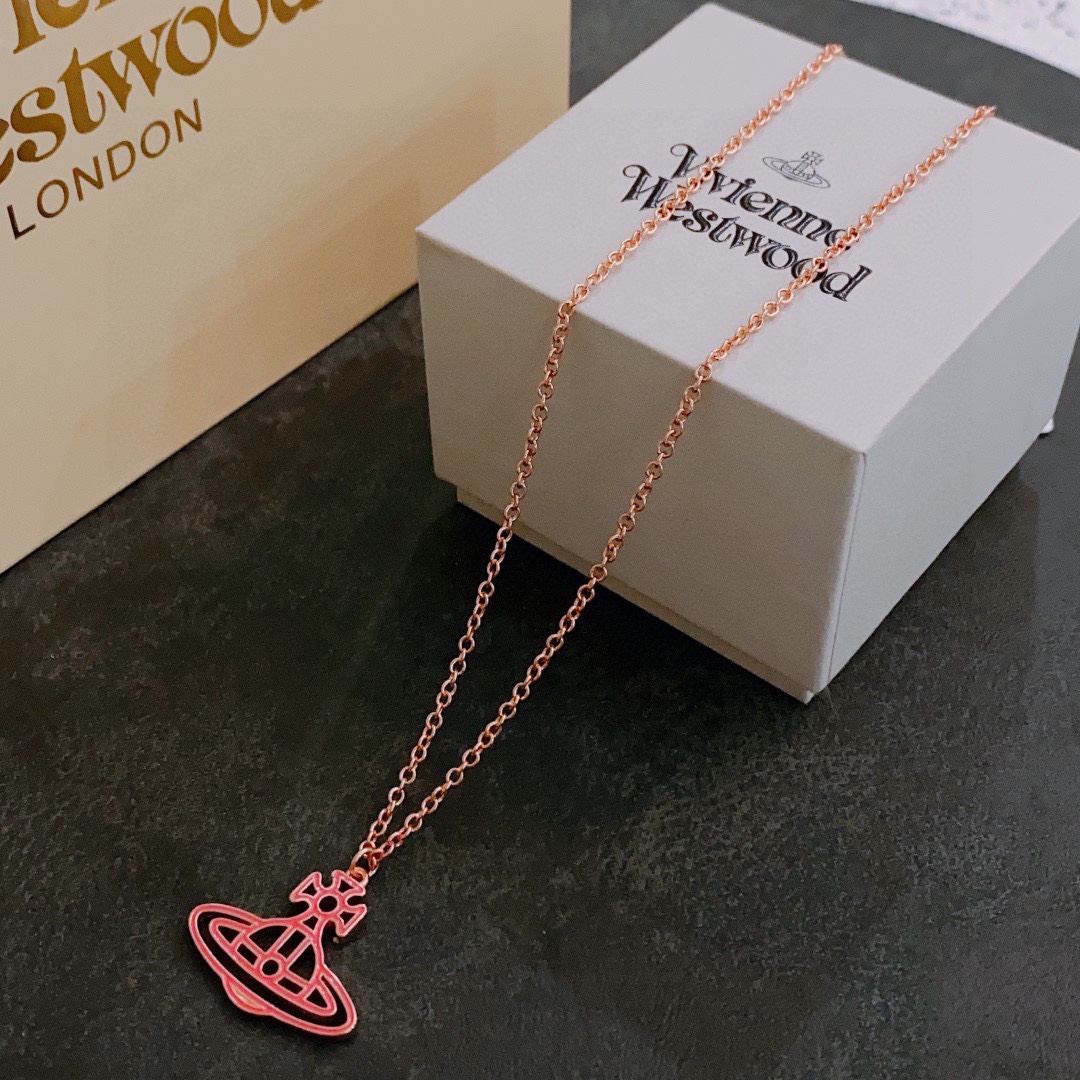 P65    vivienne westwood西太后薇薇安土星项链！英国时装设计师，时装的朋克之母！时尚潮流风格，品质强大，超美的设计！简约大气刺绣Logo‼精致💎这个款不用担心不好看，因为经典的元素洋气的新设计！赠礼的完美之选，充分展现个性风范。品质非常整个首饰给人大牌气场的同时又非常精致，让整个人的层次提升好几个level💟绝对值得入手‼️🌟