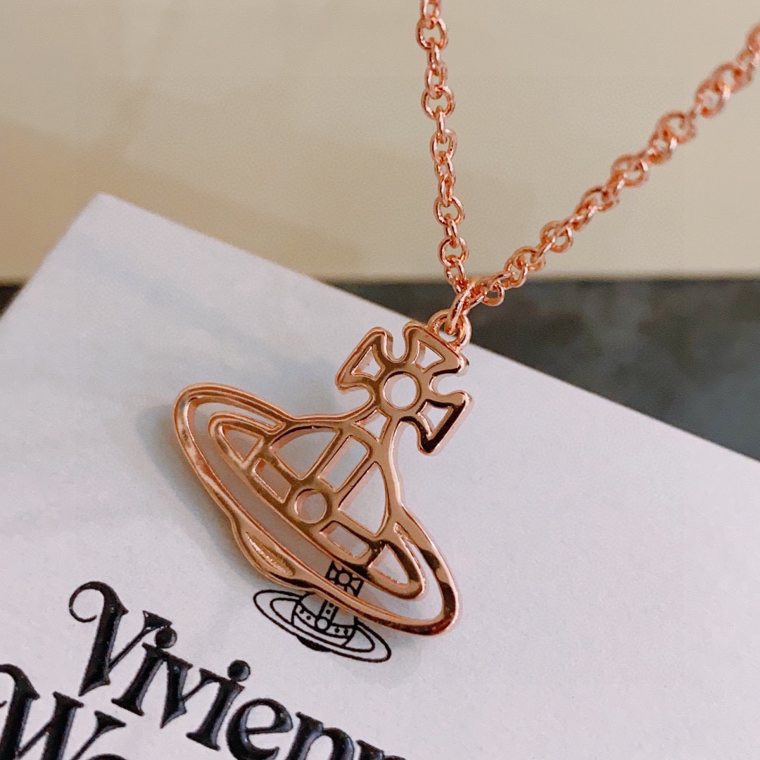 P65    vivienne westwood西太后薇薇安土星项链！英国时装设计师，时装的朋克之母！时尚潮流风格，品质强大，超美的设计！简约大气刺绣Logo‼精致💎这个款不用担心不好看，因为经典的元素洋气的新设计！赠礼的完美之选，充分展现个性风范。品质非常整个首饰给人大牌气场的同时又非常精致，让整个人的层次提升好几个level💟绝对值得入手‼️🌟