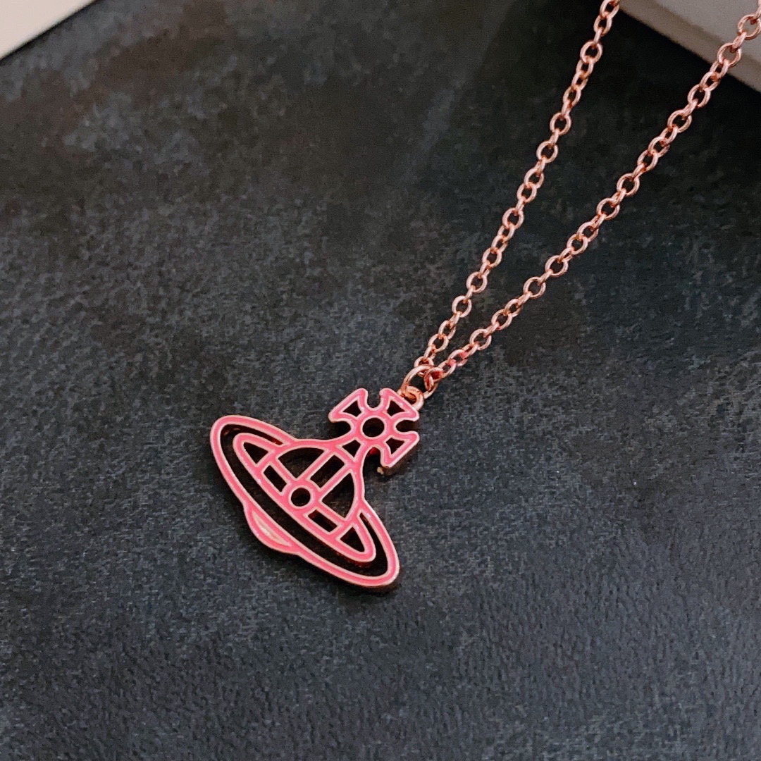 P65    vivienne westwood西太后薇薇安土星项链！英国时装设计师，时装的朋克之母！时尚潮流风格，品质强大，超美的设计！简约大气刺绣Logo‼精致💎这个款不用担心不好看，因为经典的元素洋气的新设计！赠礼的完美之选，充分展现个性风范。品质非常整个首饰给人大牌气场的同时又非常精致，让整个人的层次提升好几个level💟绝对值得入手‼️🌟