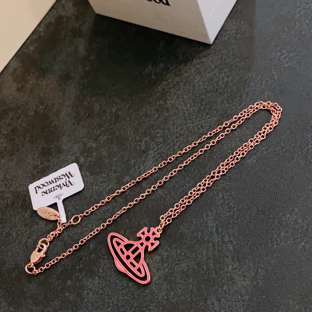 P65    vivienne westwood西太后薇薇安土星项链！英国时装设计师，时装的朋克之母！时尚潮流风格，品质强大，超美的设计！简约大气刺绣Logo‼精致💎这个款不用担心不好看，因为经典的元素洋气的新设计！赠礼的完美之选，充分展现个性风范。品质非常整个首饰给人大牌气场的同时又非常精致，让整个人的层次提升好几个level💟绝对值得入手‼️🌟