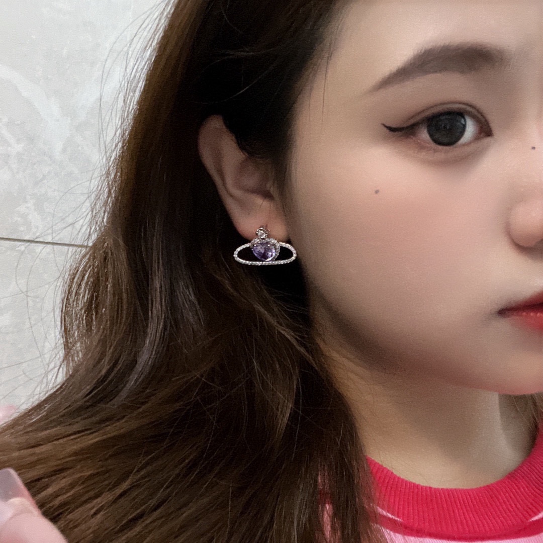 P75  西太后耳环Vivienne Westwood 😍在国内粉丝称为(西太后)在时装界享有“朋克之母”的称号，Vivienne Westwood曾是朋克运动的显赫人物，她使摇滚具有了典型的外表，撕口子或挖洞的T恤、拉链、色情口号、金属挂链等，并一直影响至今。❤️❤️耳钉 个性时尚 潮流 9.25银针