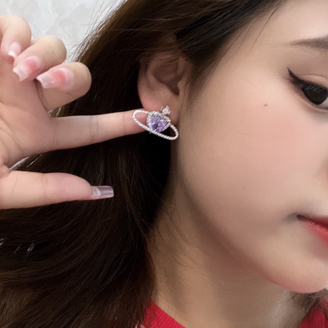 P75  西太后耳环Vivienne Westwood 😍在国内粉丝称为(西太后)在时装界享有“朋克之母”的称号，Vivienne Westwood曾是朋克运动的显赫人物，她使摇滚具有了典型的外表，撕口子或挖洞的T恤、拉链、色情口号、金属挂链等，并一直影响至今。❤️❤️耳钉 个性时尚 潮流 9.25银针