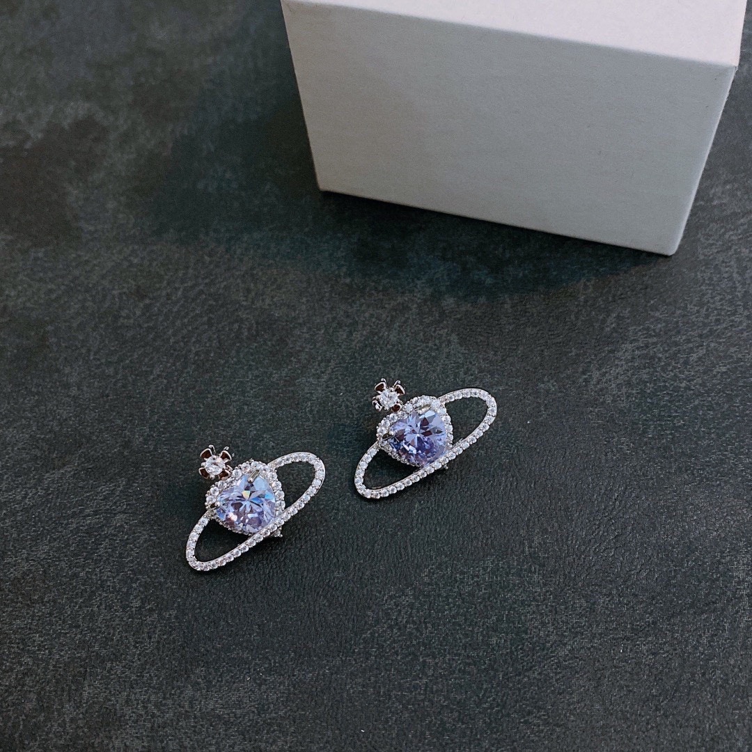 P75  西太后耳环Vivienne Westwood 😍在国内粉丝称为(西太后)在时装界享有“朋克之母”的称号，Vivienne Westwood曾是朋克运动的显赫人物，她使摇滚具有了典型的外表，撕口子或挖洞的T恤、拉链、色情口号、金属挂链等，并一直影响至今。❤️❤️耳钉 个性时尚 潮流 9.25银针