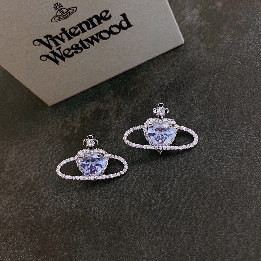 P75  西太后耳环Vivienne Westwood 😍在国内粉丝称为(西太后)在时装界享有“朋克之母”的称号，Vivienne Westwood曾是朋克运动的显赫人物，她使摇滚具有了典型的外表，撕口子或挖洞的T恤、拉链、色情口号、金属挂链等，并一直影响至今。❤️❤️耳钉 个性时尚 潮流 9.25银针