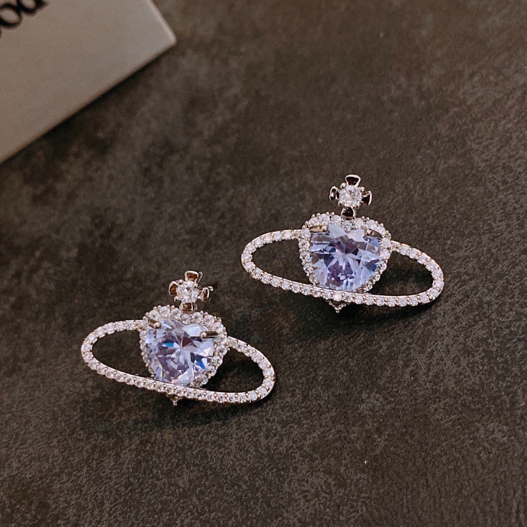 P75  西太后耳环Vivienne Westwood 😍在国内粉丝称为(西太后)在时装界享有“朋克之母”的称号，Vivienne Westwood曾是朋克运动的显赫人物，她使摇滚具有了典型的外表，撕口子或挖洞的T恤、拉链、色情口号、金属挂链等，并一直影响至今。❤️❤️耳钉 个性时尚 潮流 9.25银针