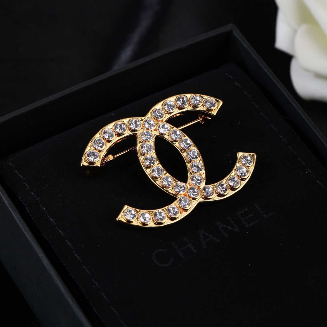 香奈儿Chanel新款双C胸针每一个