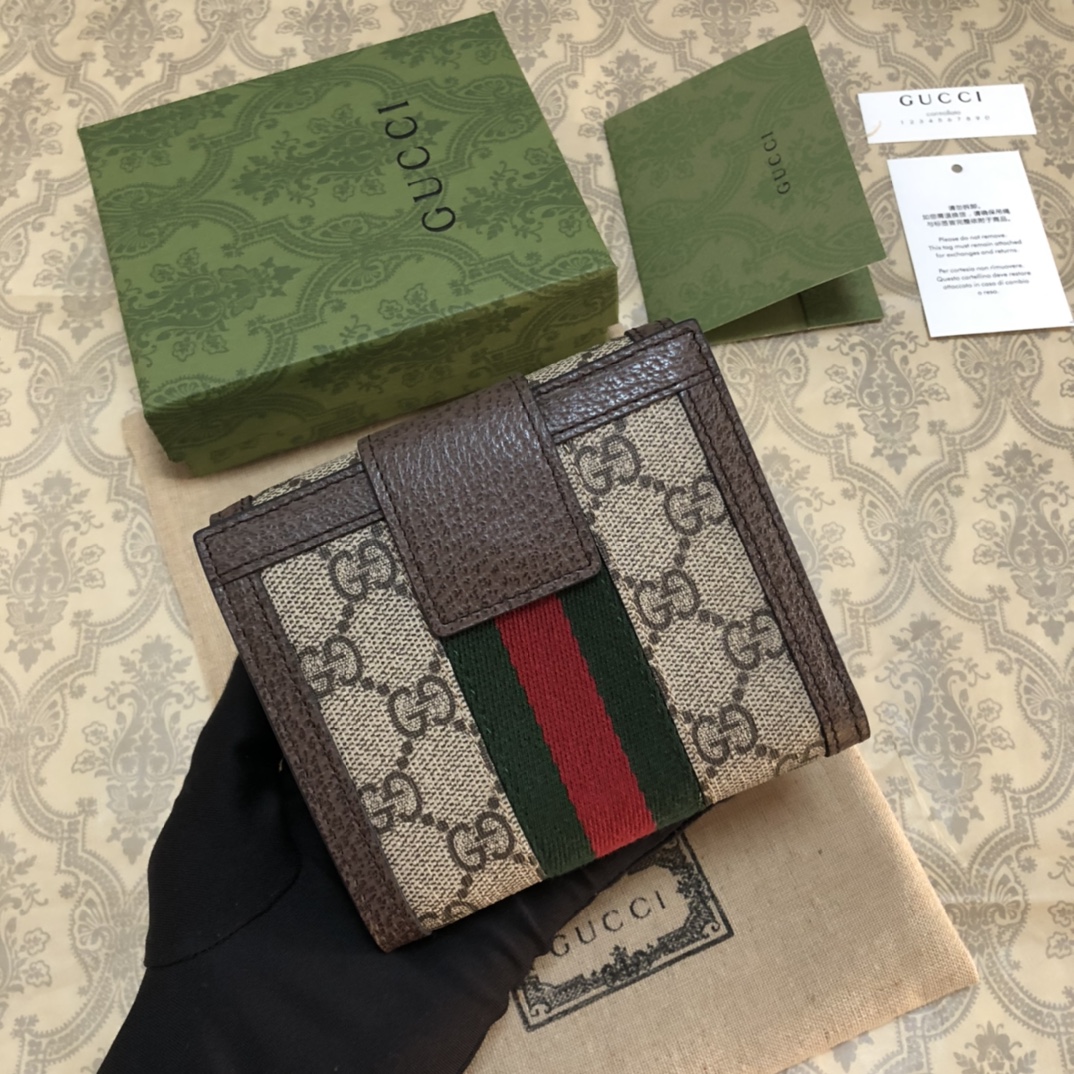 于1970年代开始使用的GG标识，由始于1930年代的早期Gucci钻石菱格纹演化而来。这款短款钱包将标