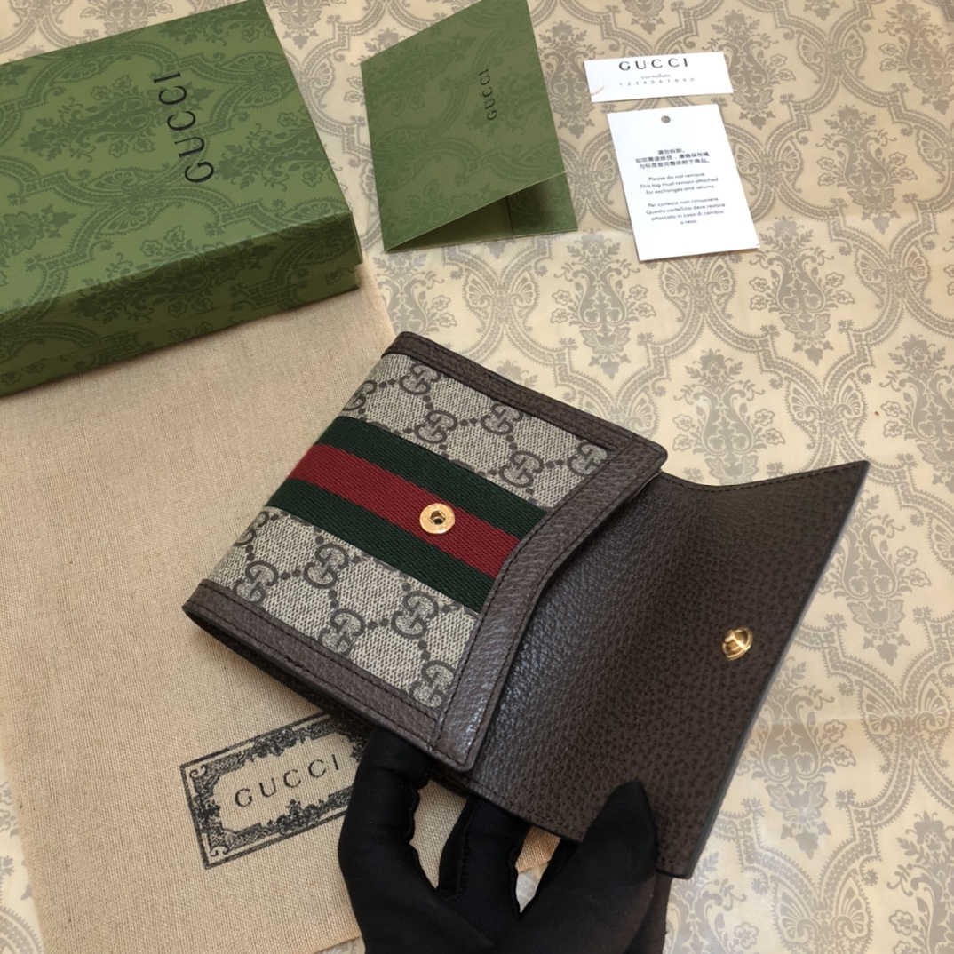 于1970年代开始使用的GG标识，由始于1930年代的早期Gucci钻石菱格纹演化而来。这款短款钱包将标