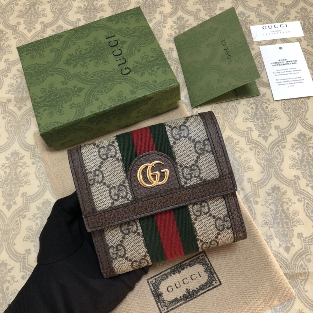 于1970年代开始使用的GG标识，由始于1930年代的早期Gucci钻石菱格纹演化而来。这款短款钱包将标