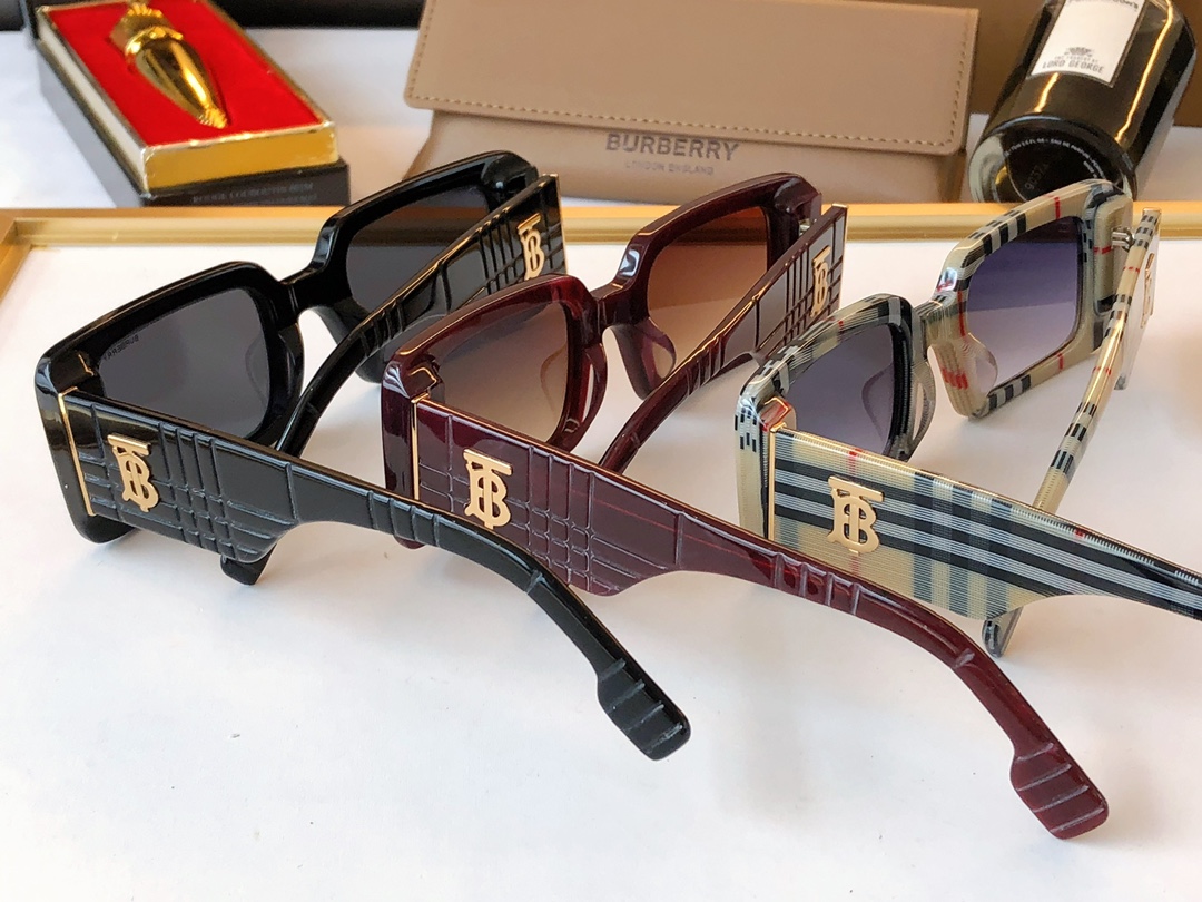 Burberry巴宝莉精巧方形男女通用太阳眼镜