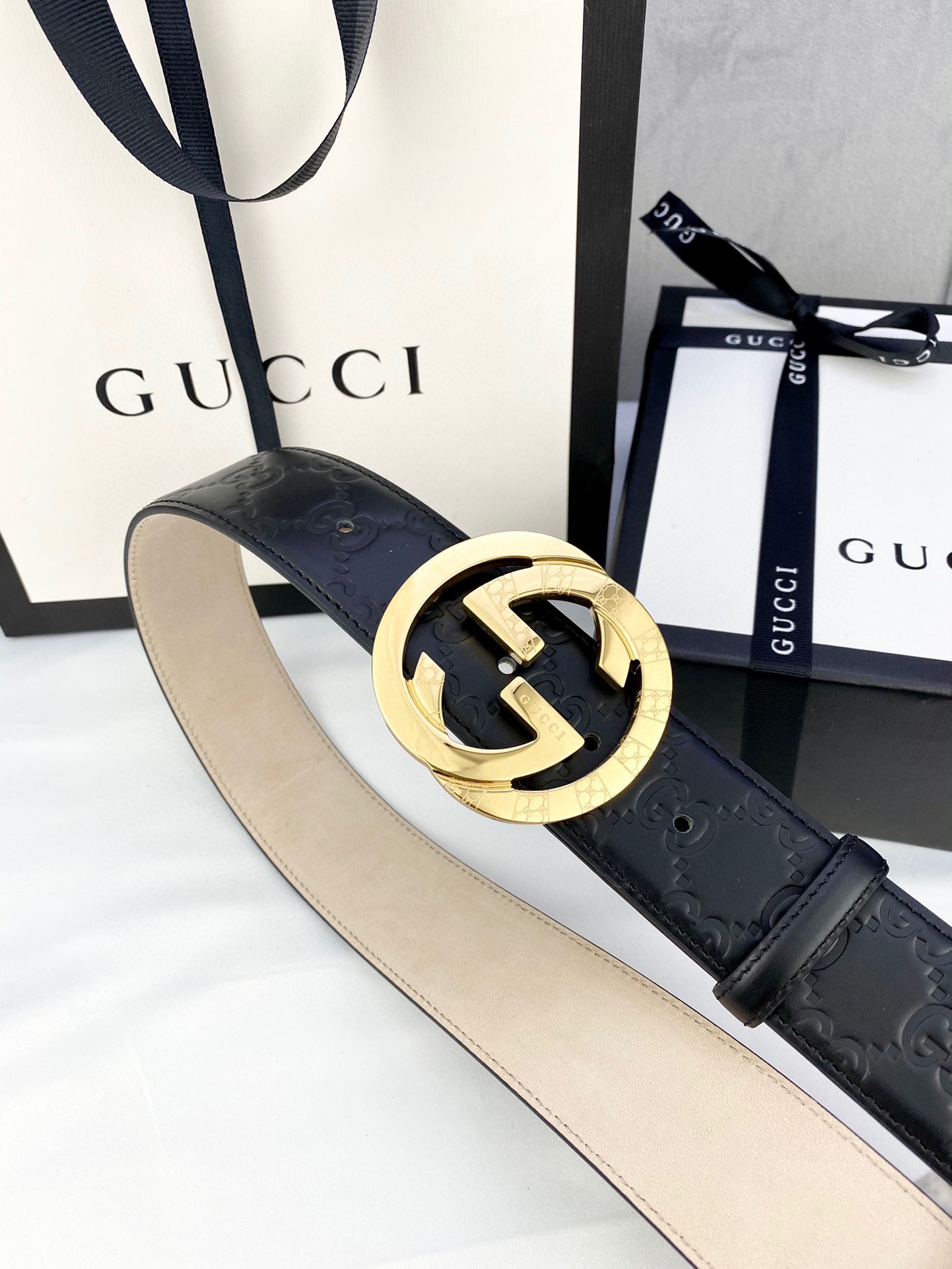 Gucci[正]互扣式双G带扣腰带宽度4.0采用光滑原版小牛皮热压印技术的GucciSignature皮