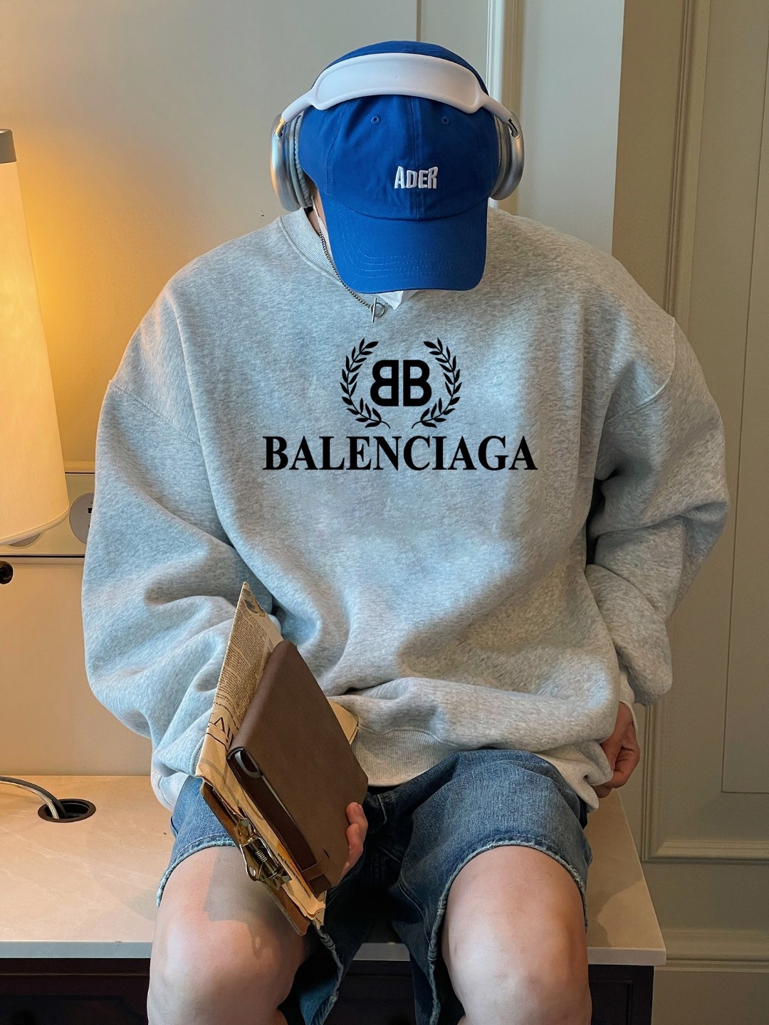 100💰
🍫2025巴黎世家balenciaga专柜同步新款麦穗大logo印花男女情侣同款圆领卫衣

这款卫衣看似简单，但是版型真的是十分的出众！无论帅哥还是美女都可以轻松驾驭，多重风格可以随意转换，百搭单品必须入手！面料采用华棉面料，与专柜同步！不起球不变形，定制螺纹，颜色统一！数码康利印花，颜色鲜明逼真，渐变效果好，不开裂不脱落！老铁们秋天必须有一件这样的百搭单品！快点下手！
颜色 黑色 白色 麻灰色 高级灰
