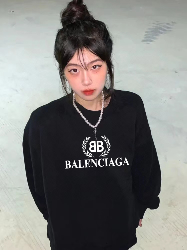 100💰
🍫2025巴黎世家balenciaga专柜同步新款麦穗大logo印花男女情侣同款圆领卫衣

这款卫衣看似简单，但是版型真的是十分的出众！无论帅哥还是美女都可以轻松驾驭，多重风格可以随意转换，百搭单品必须入手！面料采用华棉面料，与专柜同步！不起球不变形，定制螺纹，颜色统一！数码康利印花，颜色鲜明逼真，渐变效果好，不开裂不脱落！老铁们秋天必须有一件这样的百搭单品！快点下手！
颜色 黑色 白色 麻灰色 高级灰

