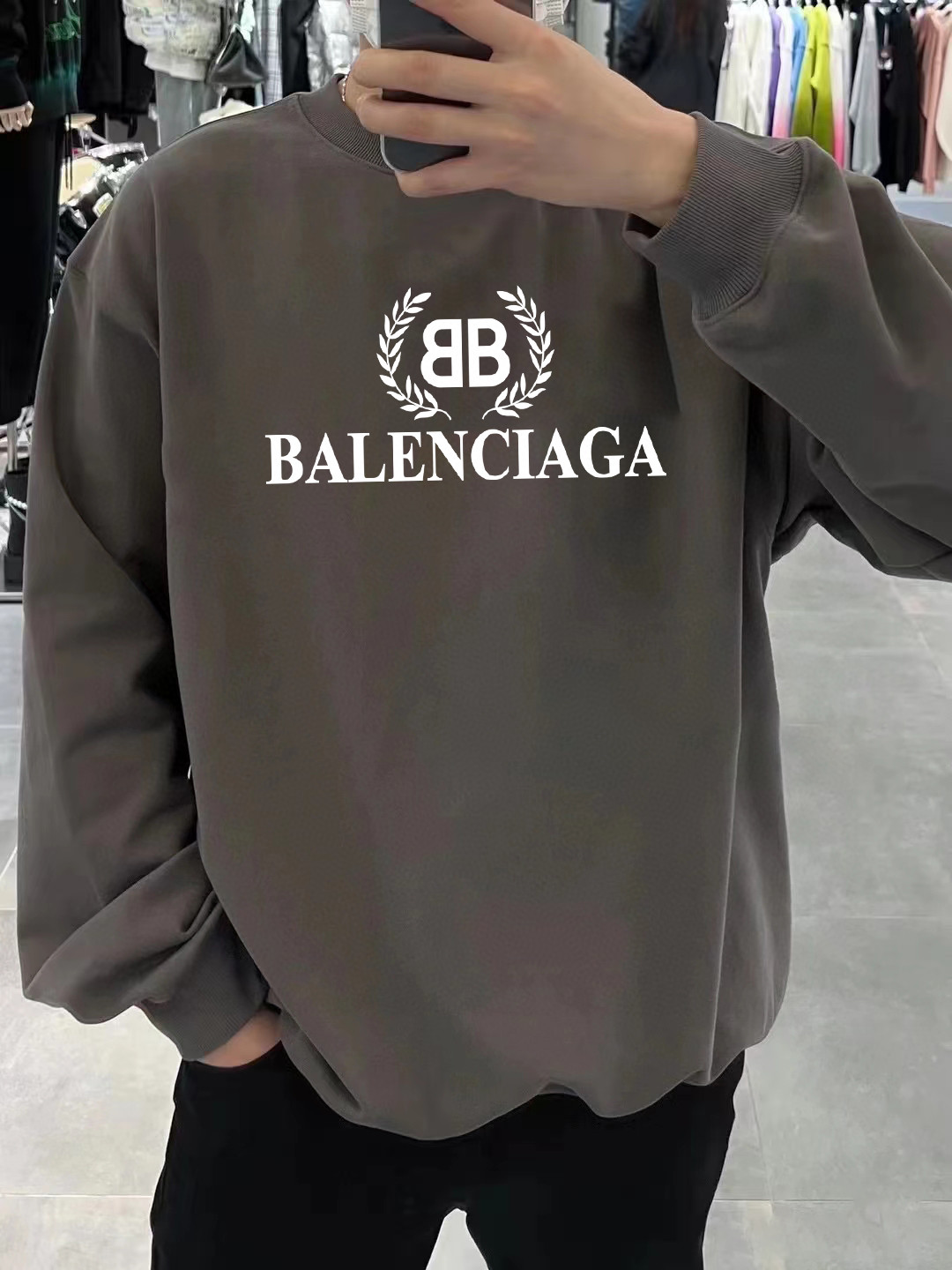 100💰
🍫2025巴黎世家balenciaga专柜同步新款麦穗大logo印花男女情侣同款圆领卫衣

这款卫衣看似简单，但是版型真的是十分的出众！无论帅哥还是美女都可以轻松驾驭，多重风格可以随意转换，百搭单品必须入手！面料采用华棉面料，与专柜同步！不起球不变形，定制螺纹，颜色统一！数码康利印花，颜色鲜明逼真，渐变效果好，不开裂不脱落！老铁们秋天必须有一件这样的百搭单品！快点下手！
颜色 黑色 白色 麻灰色 高级灰

