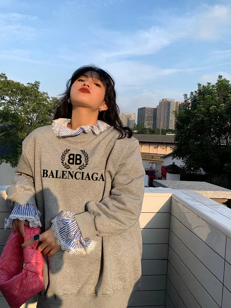 100💰
🍫2025巴黎世家balenciaga专柜同步新款麦穗大logo印花男女情侣同款圆领卫衣

这款卫衣看似简单，但是版型真的是十分的出众！无论帅哥还是美女都可以轻松驾驭，多重风格可以随意转换，百搭单品必须入手！面料采用华棉面料，与专柜同步！不起球不变形，定制螺纹，颜色统一！数码康利印花，颜色鲜明逼真，渐变效果好，不开裂不脱落！老铁们秋天必须有一件这样的百搭单品！快点下手！
颜色 黑色 白色 麻灰色 高级灰
