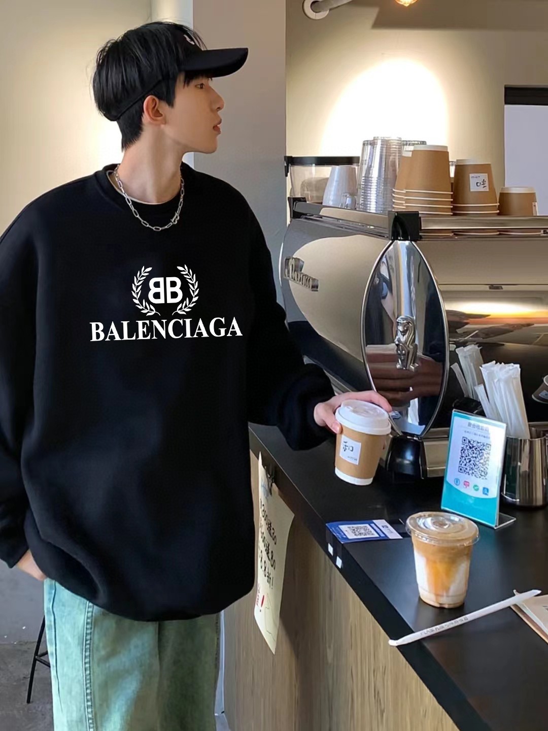100💰
🍫2025巴黎世家balenciaga专柜同步新款麦穗大logo印花男女情侣同款圆领卫衣

这款卫衣看似简单，但是版型真的是十分的出众！无论帅哥还是美女都可以轻松驾驭，多重风格可以随意转换，百搭单品必须入手！面料采用华棉面料，与专柜同步！不起球不变形，定制螺纹，颜色统一！数码康利印花，颜色鲜明逼真，渐变效果好，不开裂不脱落！老铁们秋天必须有一件这样的百搭单品！快点下手！
颜色 黑色 白色 麻灰色 高级灰
