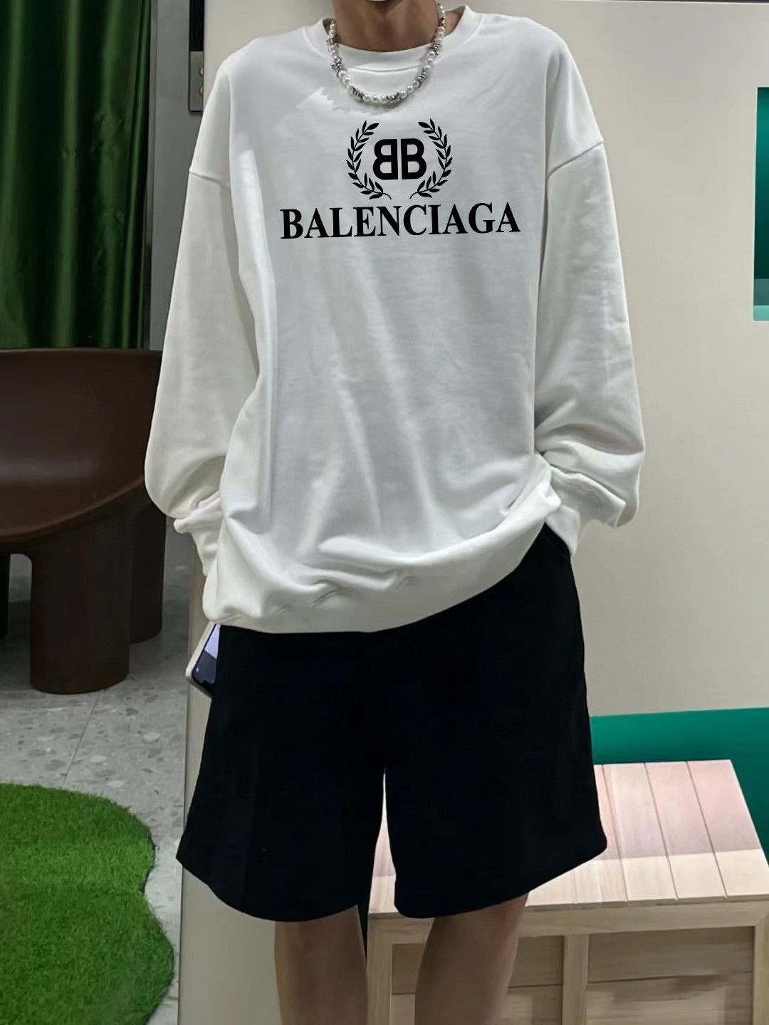 100💰
🍫2025巴黎世家balenciaga专柜同步新款麦穗大logo印花男女情侣同款圆领卫衣

这款卫衣看似简单，但是版型真的是十分的出众！无论帅哥还是美女都可以轻松驾驭，多重风格可以随意转换，百搭单品必须入手！面料采用华棉面料，与专柜同步！不起球不变形，定制螺纹，颜色统一！数码康利印花，颜色鲜明逼真，渐变效果好，不开裂不脱落！老铁们秋天必须有一件这样的百搭单品！快点下手！
颜色 黑色 白色 麻灰色 高级灰
