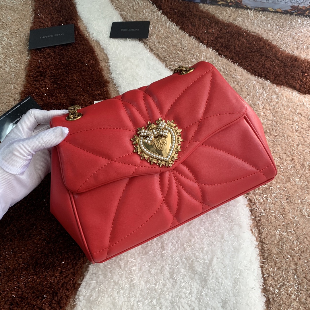 550💰 【Dolce & Gabbana 杜嘉班纳】款号：4159原单 进口牛皮斜挎包 系列绗缝斜挎包正面翻盖设计 点缀手工打造的徽标爱心珠宝金属合金饰件 镶嵌珍珠装饰 隐藏式按扣开合  搭配Devotion徽标拉袢 纳帕牛皮衬里 点缀爱心饰件 size：25.5*8.5*17cm