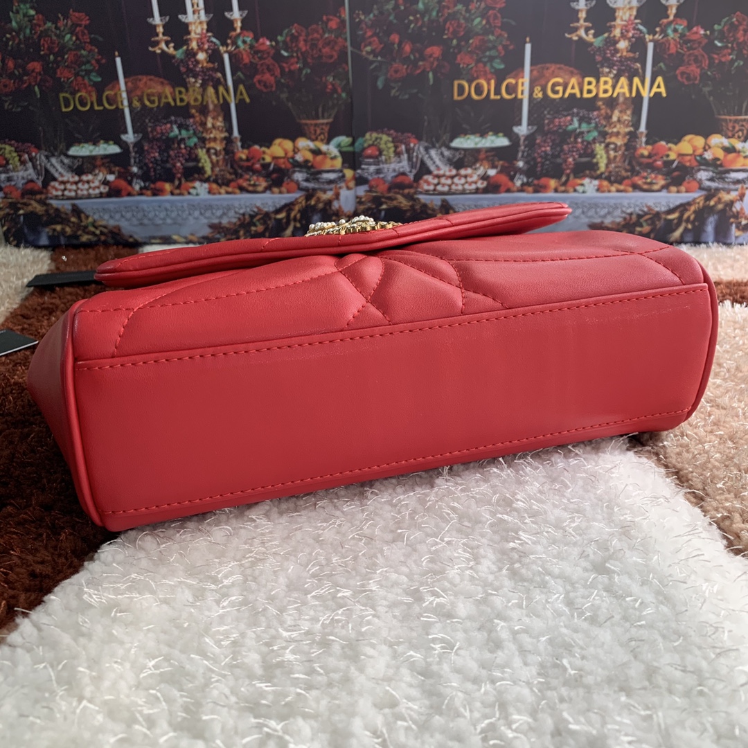 550💰 【Dolce & Gabbana 杜嘉班纳】款号：4159原单 进口牛皮斜挎包 系列绗缝斜挎包正面翻盖设计 点缀手工打造的徽标爱心珠宝金属合金饰件 镶嵌珍珠装饰 隐藏式按扣开合  搭配Devotion徽标拉袢 纳帕牛皮衬里 点缀爱心饰件 size：25.5*8.5*17cm