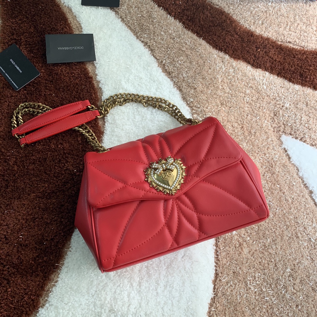 550💰 【Dolce & Gabbana 杜嘉班纳】款号：4159原单 进口牛皮斜挎包 系列绗缝斜挎包正面翻盖设计 点缀手工打造的徽标爱心珠宝金属合金饰件 镶嵌珍珠装饰 隐藏式按扣开合  搭配Devotion徽标拉袢 纳帕牛皮衬里 点缀爱心饰件 size：25.5*8.5*17cm