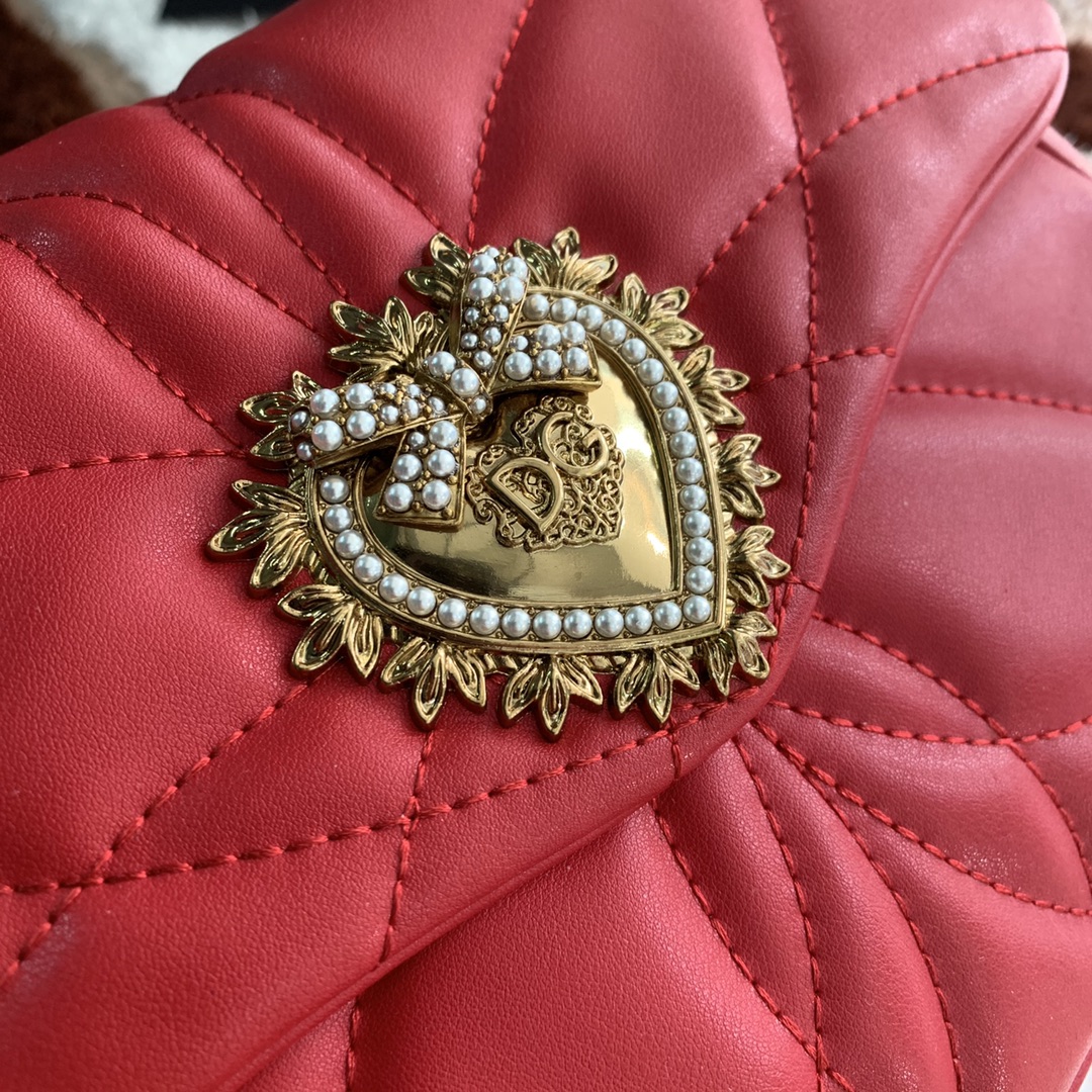 550💰 【Dolce & Gabbana 杜嘉班纳】款号：4159原单 进口牛皮斜挎包 系列绗缝斜挎包正面翻盖设计 点缀手工打造的徽标爱心珠宝金属合金饰件 镶嵌珍珠装饰 隐藏式按扣开合  搭配Devotion徽标拉袢 纳帕牛皮衬里 点缀爱心饰件 size：25.5*8.5*17cm