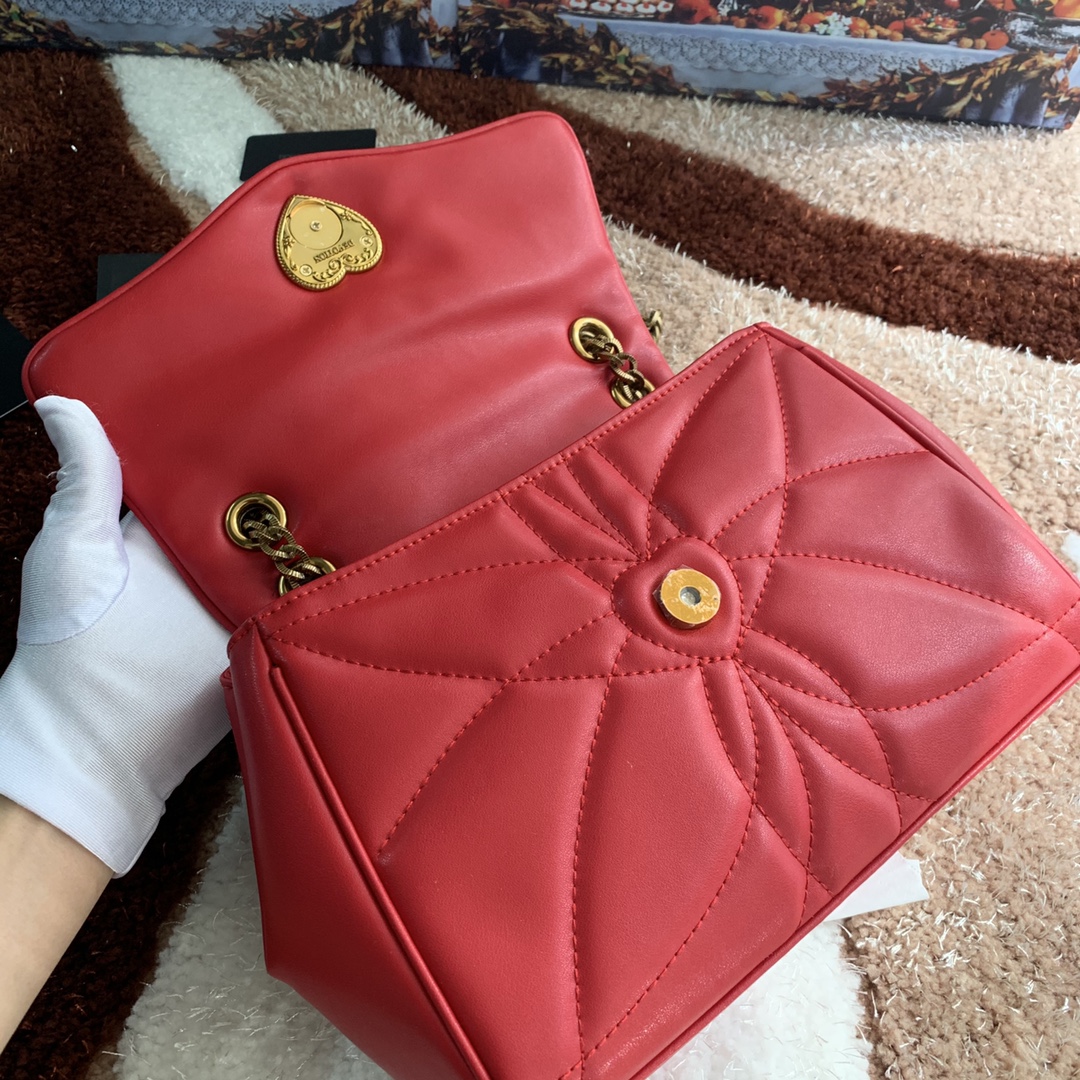 550💰 【Dolce & Gabbana 杜嘉班纳】款号：4159原单 进口牛皮斜挎包 系列绗缝斜挎包正面翻盖设计 点缀手工打造的徽标爱心珠宝金属合金饰件 镶嵌珍珠装饰 隐藏式按扣开合  搭配Devotion徽标拉袢 纳帕牛皮衬里 点缀爱心饰件 size：25.5*8.5*17cm