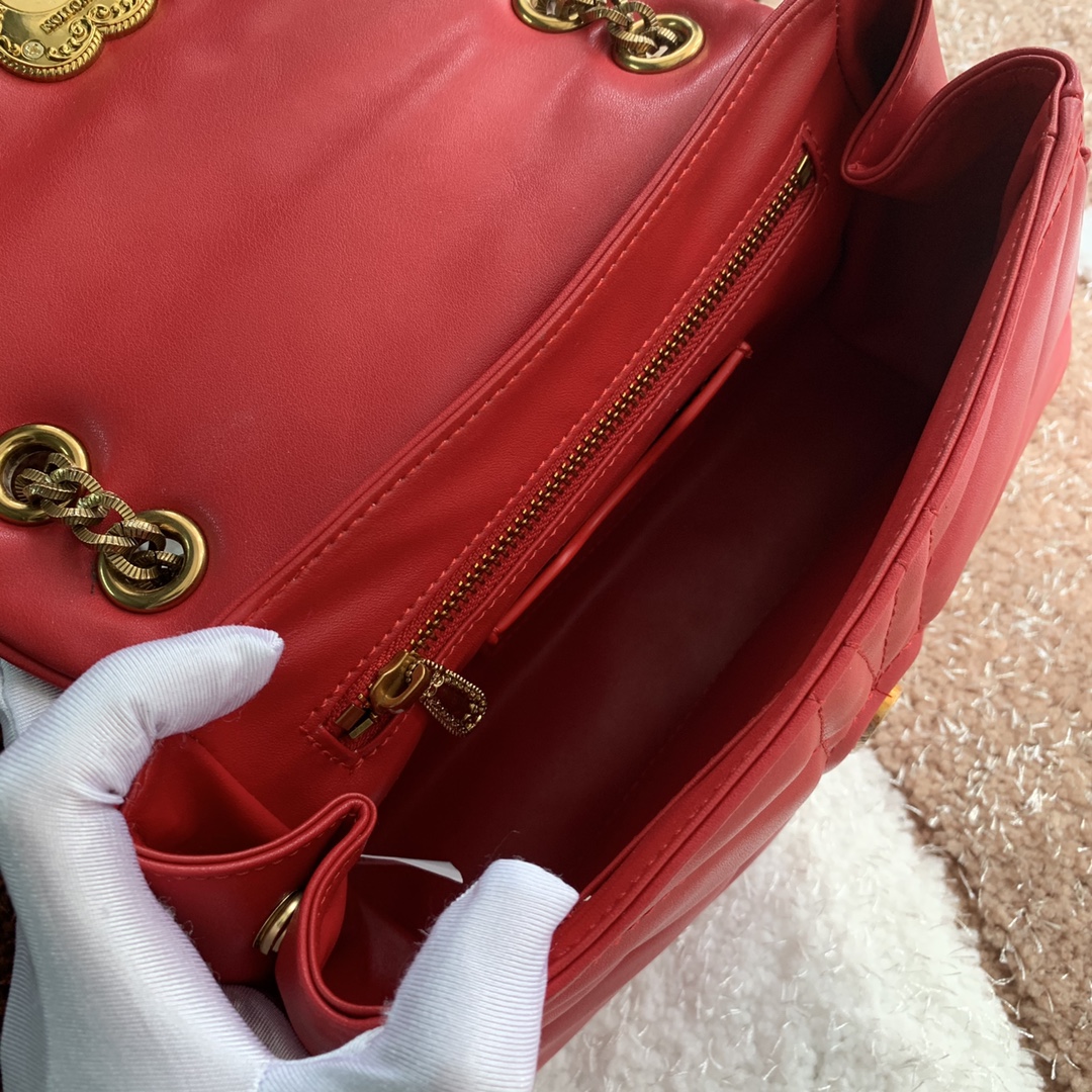 550💰 【Dolce & Gabbana 杜嘉班纳】款号：4159原单 进口牛皮斜挎包 系列绗缝斜挎包正面翻盖设计 点缀手工打造的徽标爱心珠宝金属合金饰件 镶嵌珍珠装饰 隐藏式按扣开合  搭配Devotion徽标拉袢 纳帕牛皮衬里 点缀爱心饰件 size：25.5*8.5*17cm