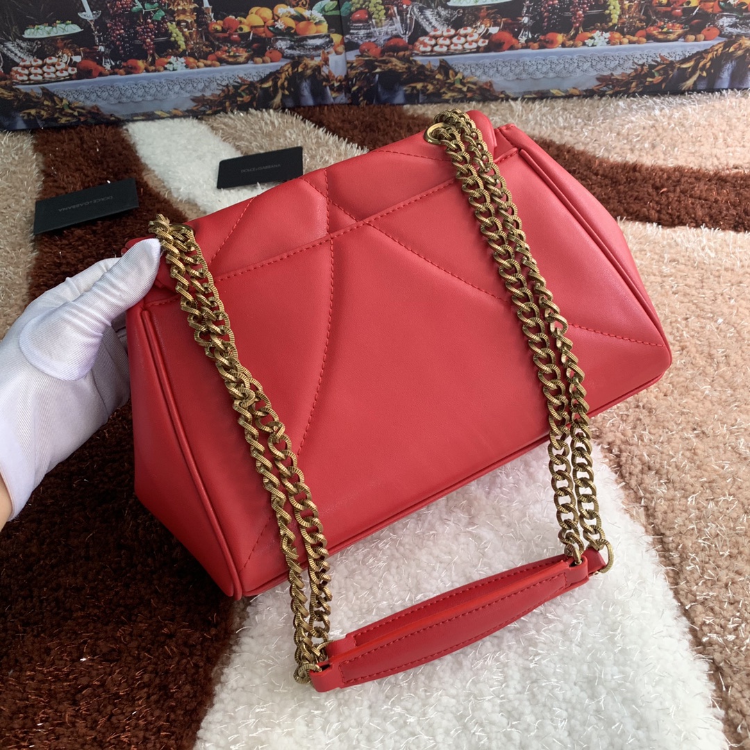 550💰 【Dolce & Gabbana 杜嘉班纳】款号：4159原单 进口牛皮斜挎包 系列绗缝斜挎包正面翻盖设计 点缀手工打造的徽标爱心珠宝金属合金饰件 镶嵌珍珠装饰 隐藏式按扣开合  搭配Devotion徽标拉袢 纳帕牛皮衬里 点缀爱心饰件 size：25.5*8.5*17cm