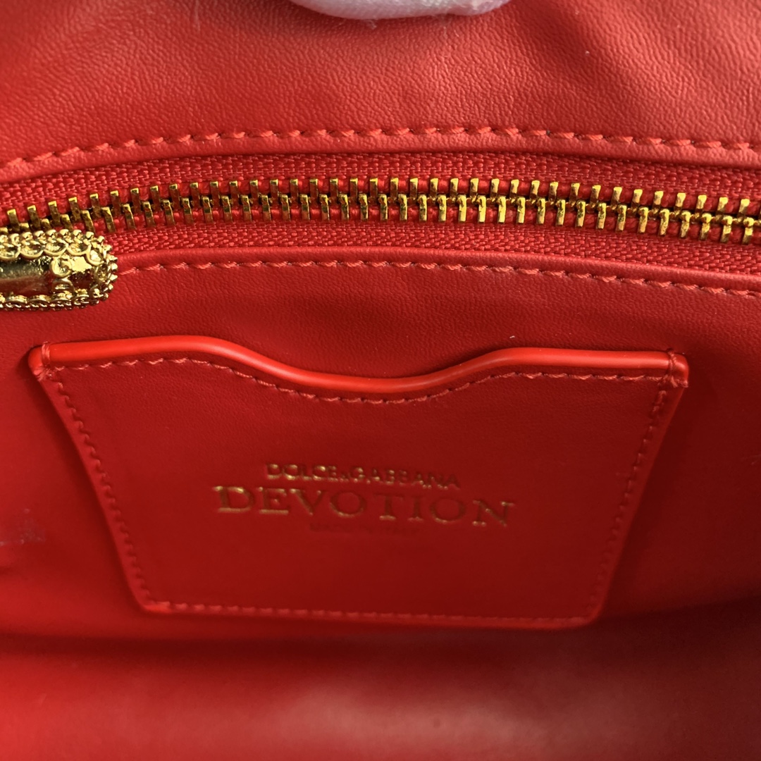 550💰 【Dolce & Gabbana 杜嘉班纳】款号：4159原单 进口牛皮斜挎包 系列绗缝斜挎包正面翻盖设计 点缀手工打造的徽标爱心珠宝金属合金饰件 镶嵌珍珠装饰 隐藏式按扣开合  搭配Devotion徽标拉袢 纳帕牛皮衬里 点缀爱心饰件 size：25.5*8.5*17cm