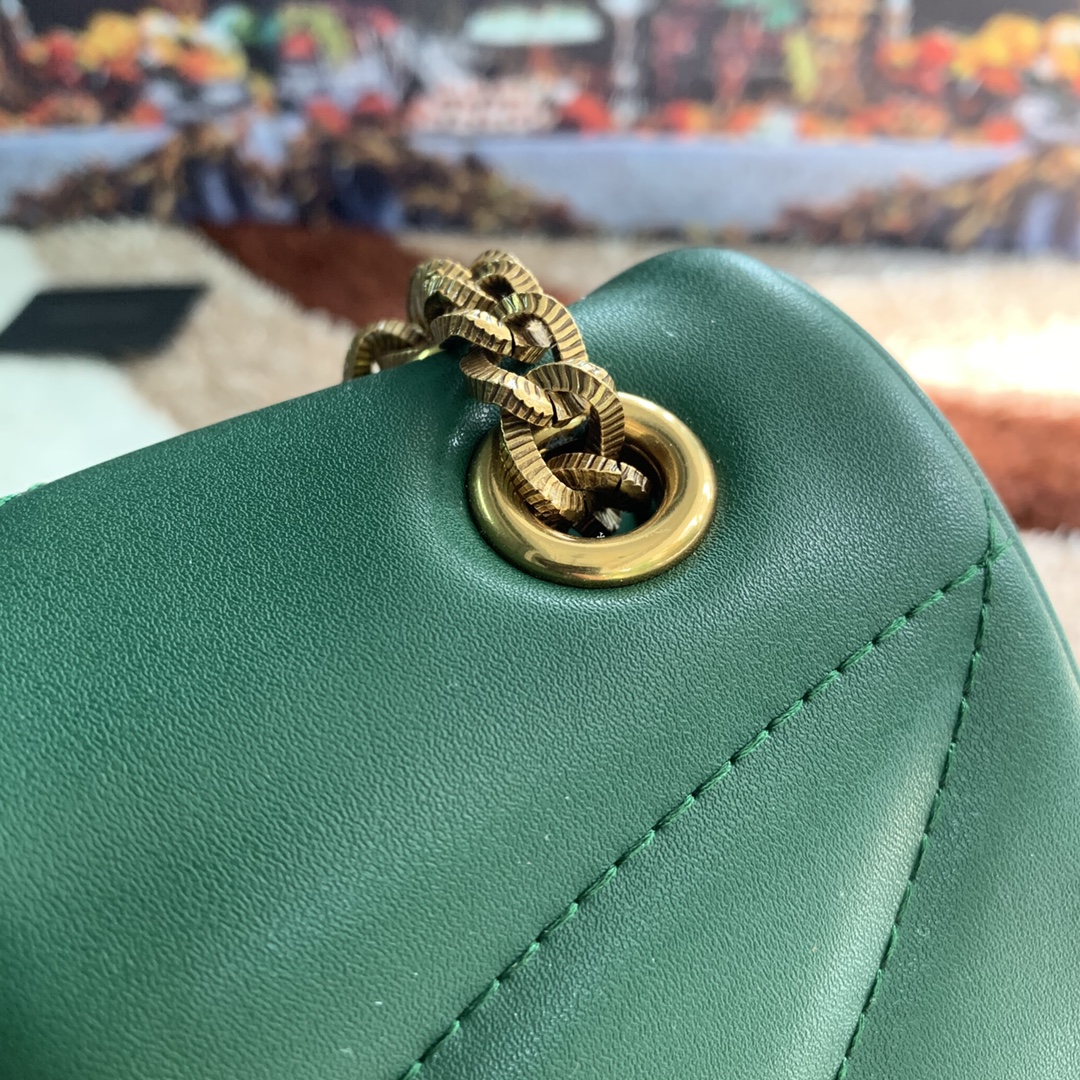 550💰 【Dolce & Gabbana 杜嘉班纳】款号：4159原单 进口牛皮斜挎包 系列绗缝斜挎包正面翻盖设计 点缀手工打造的徽标爱心珠宝金属合金饰件 镶嵌珍珠装饰 隐藏式按扣开合  搭配Devotion徽标拉袢 纳帕牛皮衬里 点缀爱心饰件 size：25.5*8.5*17cm