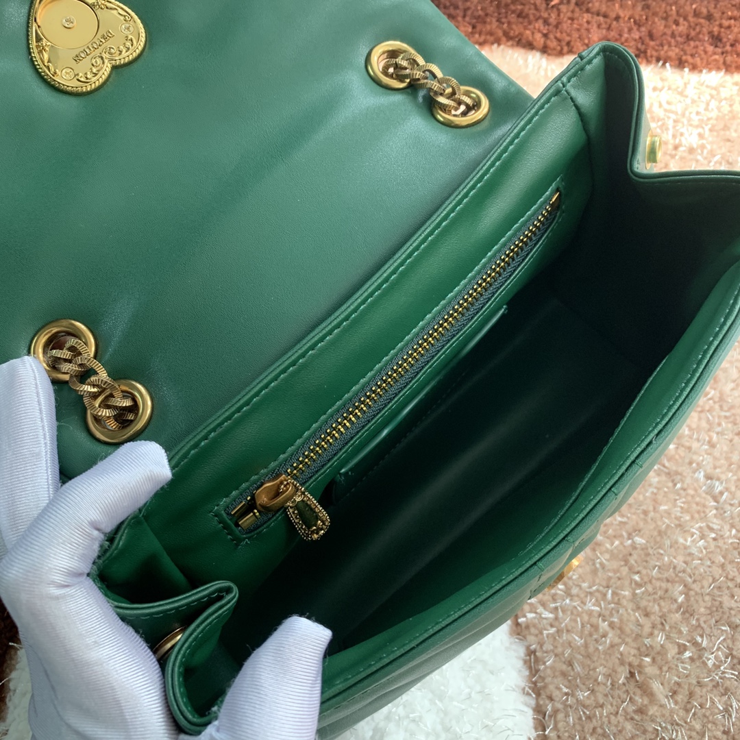 550💰 【Dolce & Gabbana 杜嘉班纳】款号：4159原单 进口牛皮斜挎包 系列绗缝斜挎包正面翻盖设计 点缀手工打造的徽标爱心珠宝金属合金饰件 镶嵌珍珠装饰 隐藏式按扣开合  搭配Devotion徽标拉袢 纳帕牛皮衬里 点缀爱心饰件 size：25.5*8.5*17cm