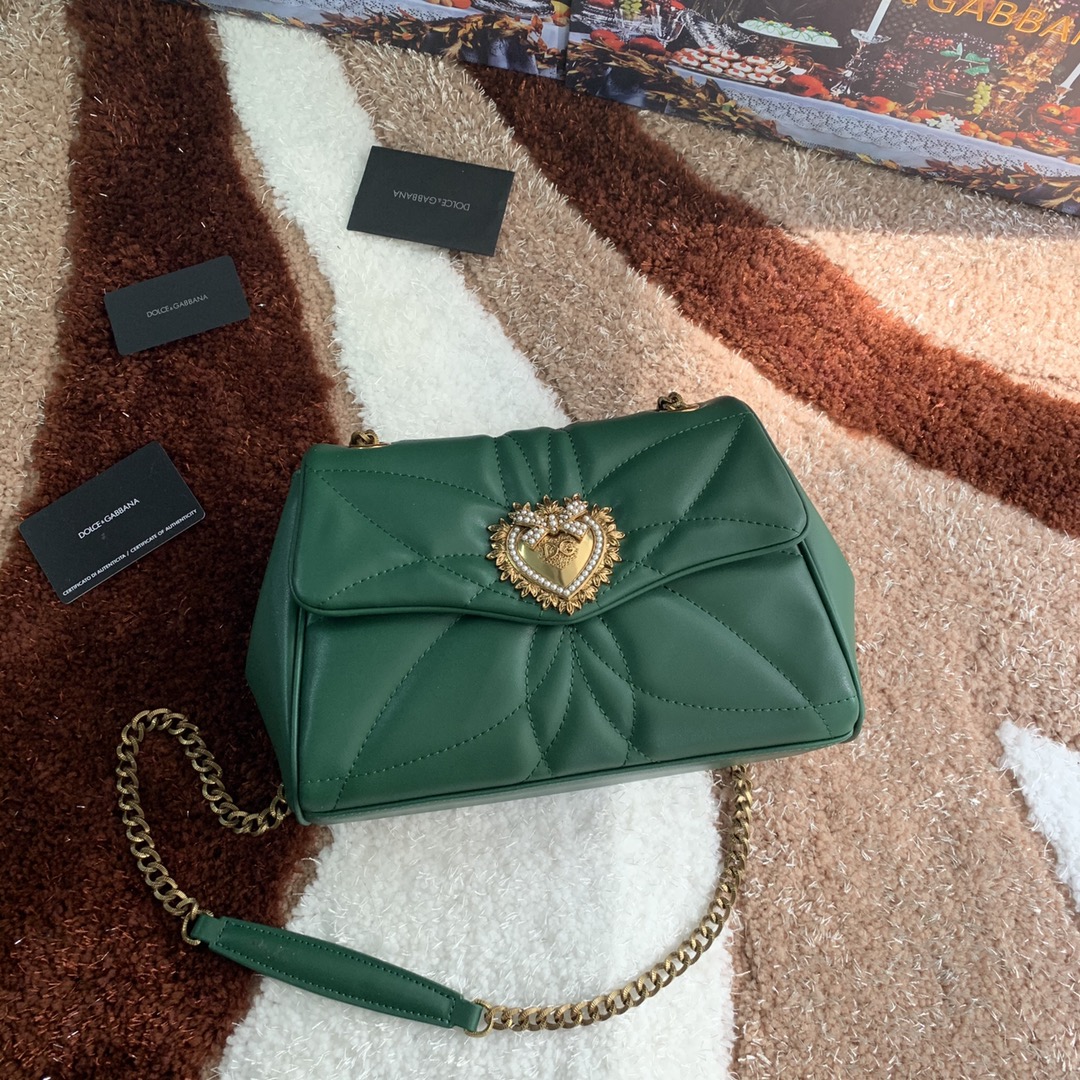 550💰 【Dolce & Gabbana 杜嘉班纳】款号：4159原单 进口牛皮斜挎包 系列绗缝斜挎包正面翻盖设计 点缀手工打造的徽标爱心珠宝金属合金饰件 镶嵌珍珠装饰 隐藏式按扣开合  搭配Devotion徽标拉袢 纳帕牛皮衬里 点缀爱心饰件 size：25.5*8.5*17cm