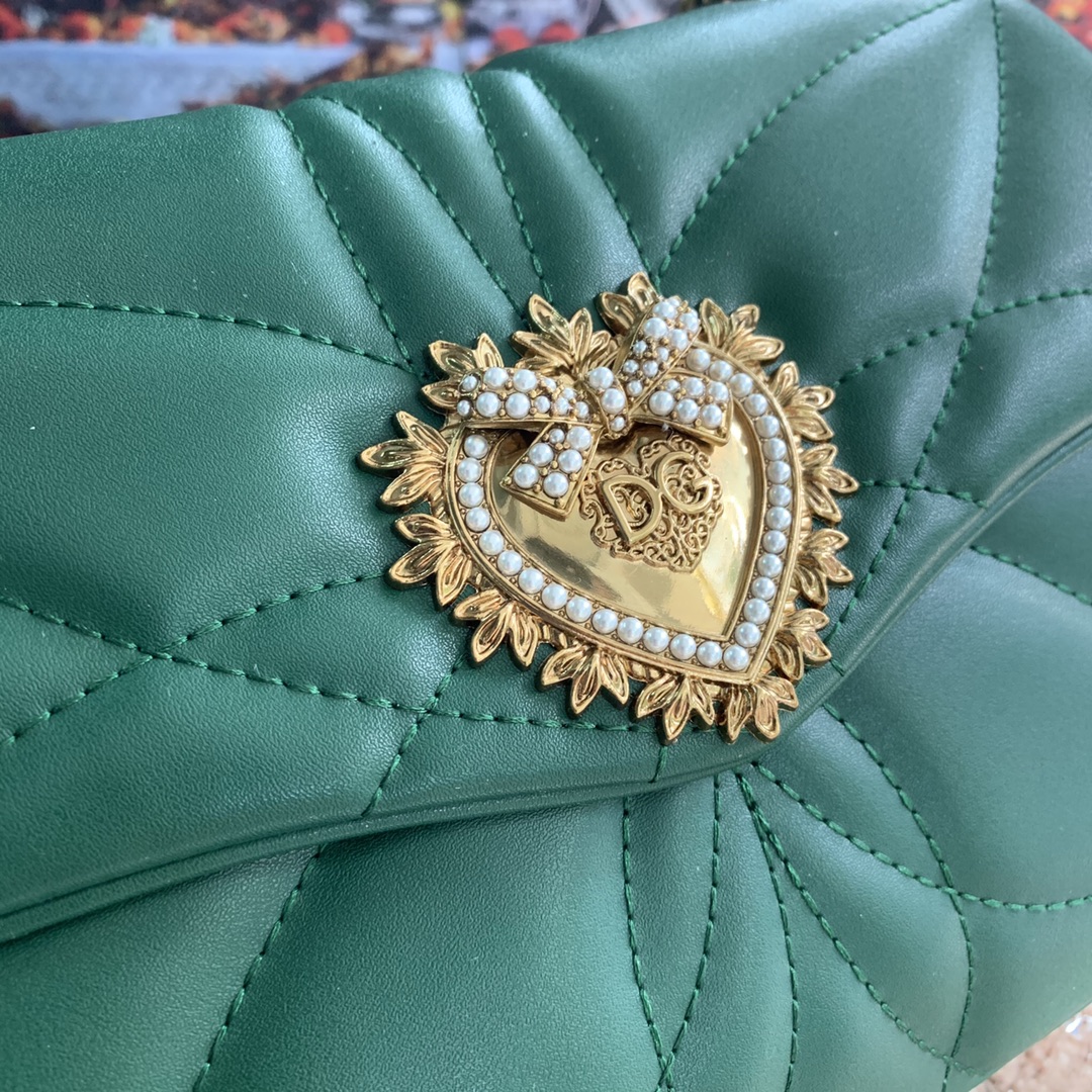 550💰 【Dolce & Gabbana 杜嘉班纳】款号：4159原单 进口牛皮斜挎包 系列绗缝斜挎包正面翻盖设计 点缀手工打造的徽标爱心珠宝金属合金饰件 镶嵌珍珠装饰 隐藏式按扣开合  搭配Devotion徽标拉袢 纳帕牛皮衬里 点缀爱心饰件 size：25.5*8.5*17cm